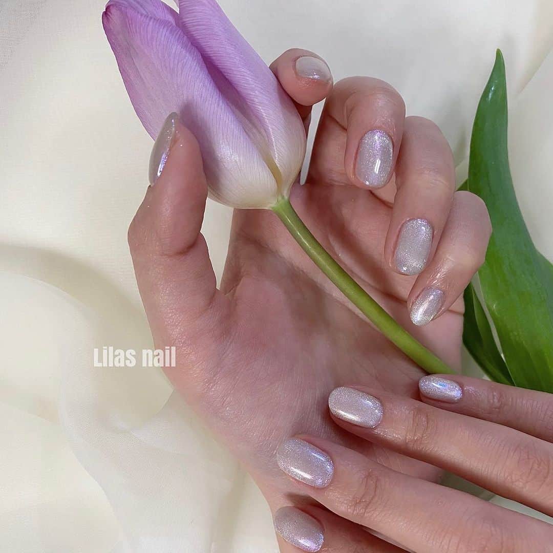 makoのインスタグラム：「* 急に🌷使うやつ😂🤍 可愛かった〜♡ありがとう✌🏻💜 #girlynail #ガーリーネイル #ミラーネイル #glitternail #젤네일 #젤네일아트 #젤네일전문 #フレンチガーリー  #ギンガムチェック #ギンガムチェックネイル #オーダーチップ #ブライダルネイル #ワイヤーネイル  #セルフネイル #스누피네일아트 #左右非対称ネイル #ちょうちょネイル #蝶々ネイル #ヴィンテージネイル #水滴ネイル #オーロラネイル #フレンチネイル #冬ネイル #マットネイル #韓国ネイル #マグネットネイル」