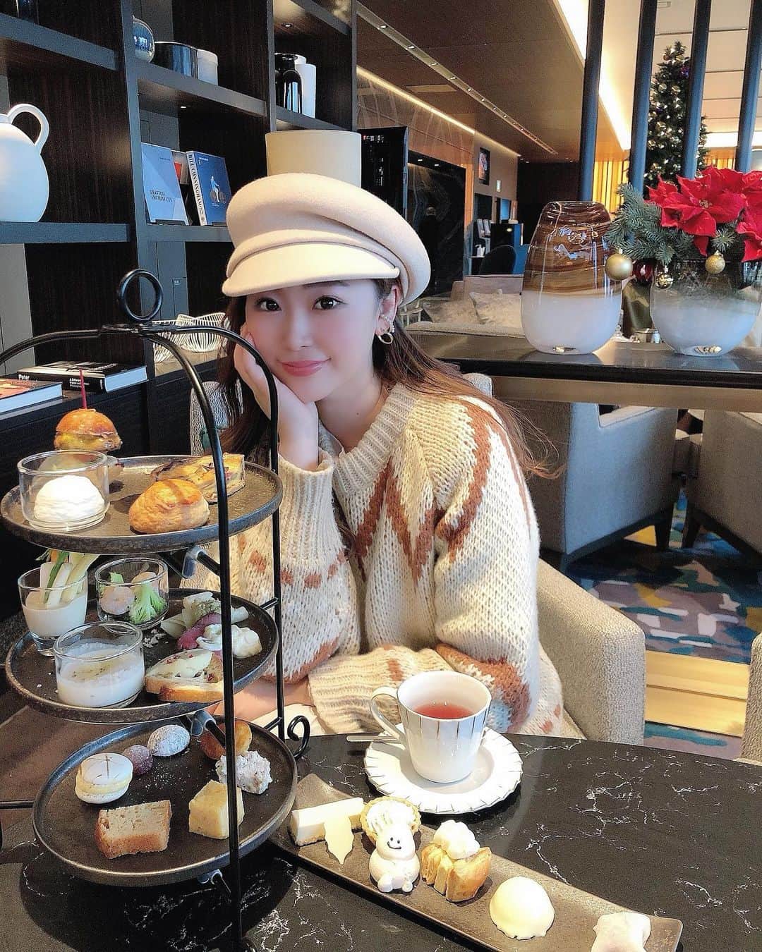 藤川沙弥のインスタグラム：「𓂃𖠚ᐝ﻿ ﻿ いつかのafternoon tea 🫖☃️﻿ ここのホテル初めて行ったのだけど 窓大きめ🪟で雰囲気よかったです𓇬𓂂𐬹 このknit暖かすぎて良く着てる🐩🤍﻿ ﻿pierceも @lilas_jp 🌷  ﻿」