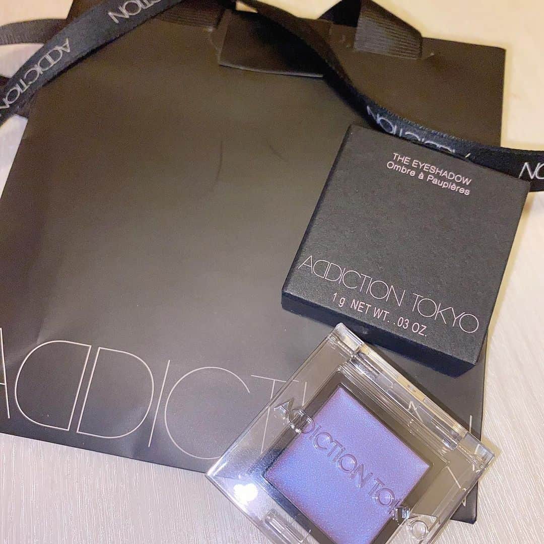 工藤菫のインスタグラム：「ゆめみーから頂いたADDICTION!!💜  パープル担当からパープルいただきました！！！  うれぴーまんです！！🫑🫑  #アプガ #アディクション  #アディクションアイシャドウ」