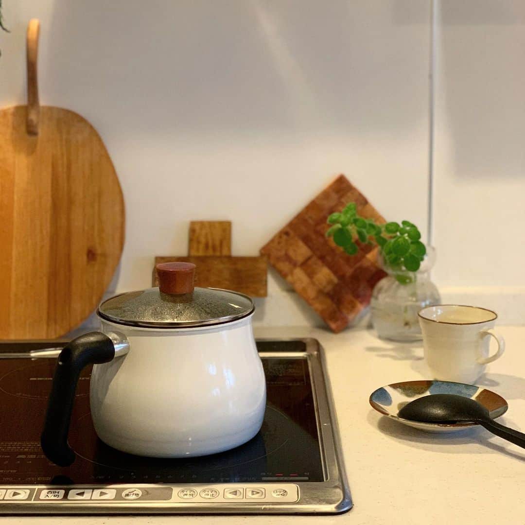 佐藤友子さんのインスタグラム写真 - (佐藤友子Instagram)「明日のための汁物を静かな音楽を流しながらキッチンで仕込む。 お供はカモミールティー。 やっとこさ、落ち着いた気分になれる23時です。  マルチポット(お鍋)は、わたしも愛用しています😌」1月21日 22時51分 - tomokosato_hokuohkurashi