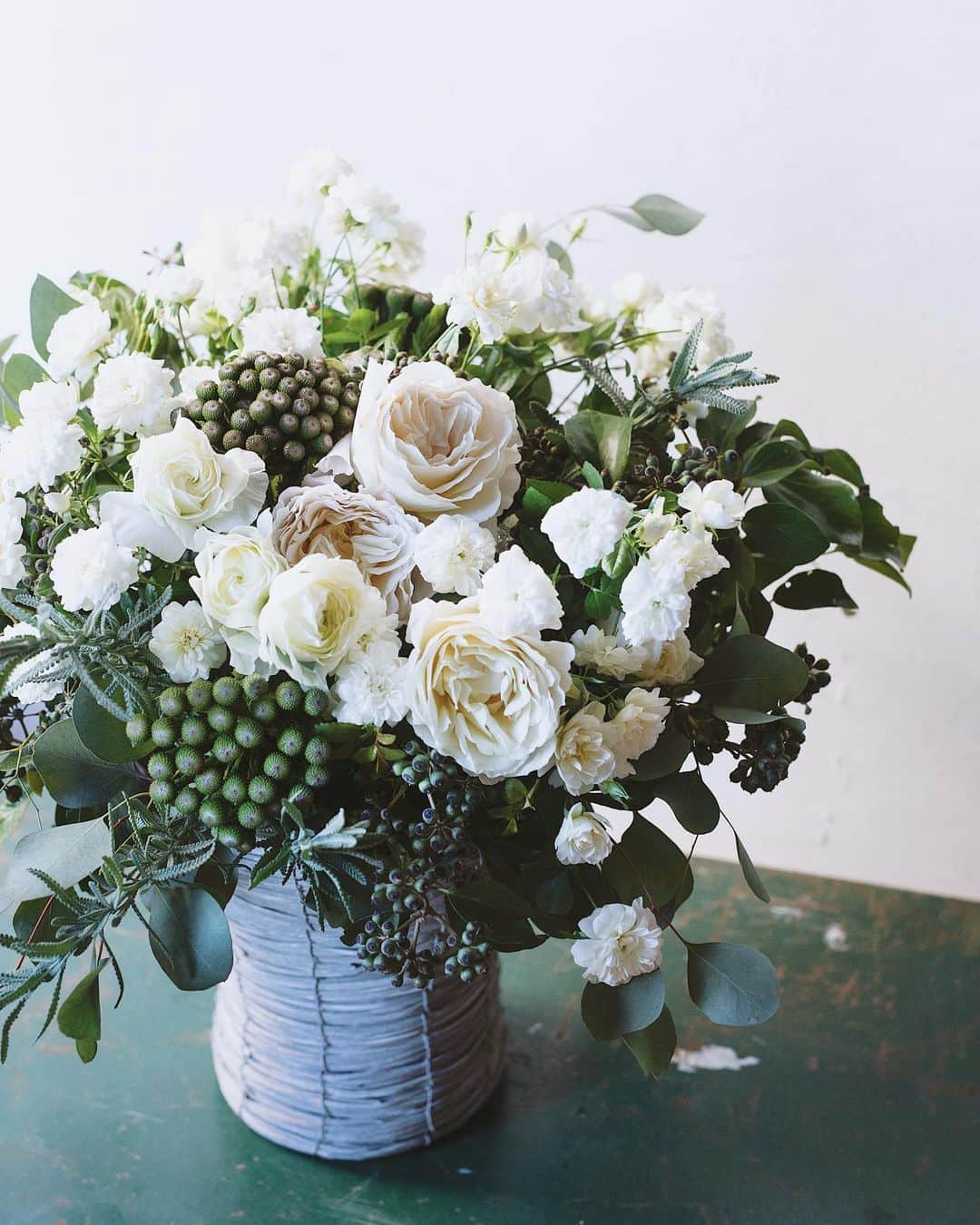 増田由希子さんのインスタグラム写真 - (増田由希子Instagram)「Whites and greens. #giftarrangement #giftflowers #rose #roses #ranunculus #whiteandgreen #floraldesign 写真は、御開店祝いのアレンジメントです。 花教室に長く通って下さっていた生徒さんが、フランス菓子のスイーツカフェをオープンしました。おめでとうございます！🎉🎊 @hiromi_and_co #バラ　#ラナンキュラス　#開店祝い　#フラワーギフト」1月21日 22時51分 - nonihana_