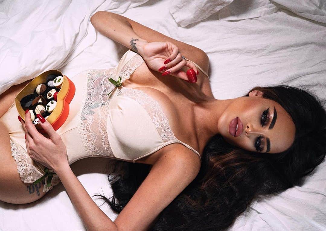 のインスタグラム：「Если вас поразила красотой какая-нибудь женщина, но вы не можете вспомнить, во что она была одета, — значит она была одета идеально. (Коко Шанель) Какое 1 или 2 ?  Фото сделаны дорогой Александрой @blog_pavlova ♠️」