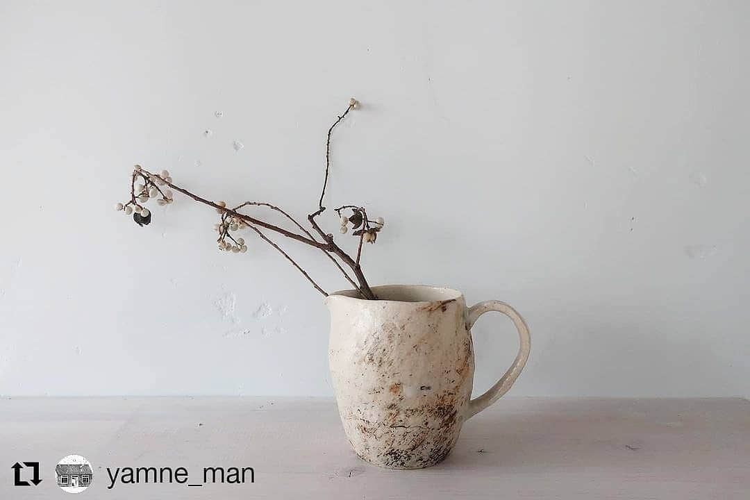 伊藤 慎さんのインスタグラム写真 - (伊藤 慎Instagram)「大きめピッチャーは花器として使うほかにも、木ベラや菜箸立てとして使うとオシャレかもしれません。 . yamneさんの展示会場または、オンラインショップで販売してます。詳しくは下記のリポストから。 . #Repost @yamne_man • • • • • • yamne  . . . 西洋絵画の中に出てきそうな、雰囲気のあるピッチャーだなぁと思って毎日置く場所を変えたりして眺めてます。 見る日によって違った部分がお気に入りになったり、新たな発見があったりして面白い。 まるで恋人みたいね。 . . . 伊藤慎さんのピッチャーは水差しはもちろん花器に是非。 木ベラや菜箸など、キッチンツールキャビネットととしてもおすすめです。 本日オンラインショップにもアップしましたので、気になる方は是非ご確認ください。 . . . 明日、明後日は定休日です。 また金曜日から、よろしくお願いします。 . . . . .  ﻿ ﻿ ﻿ ………………………………………………………………  どんぶりばち　展  ………………………………………………………………  【会期】 2021年1月8日（金）〜 31日（日） 定休日　水、木  【場所】 坂の上のギャラリー　yamne 神戸市垂水区塩屋町870-8 🅿︎無し JR塩屋駅、山陽電鉄塩屋駅から徒歩13分  【参加作家】 陶芸 ・伊藤 慎（兵庫） ・大隅 新（岐阜） ・高田 志保（京都）  イラスト ・有路 通子（東京） ・ますたに あやこ（兵庫） ・三浦 茂樹（兵庫） …………………………………………………………… . . . . . ___________________________________  ＊新型コロナウイルス感染防止策の為、ご来店くださる皆様へのお願い ・必ずマスクの着用でのご来店をお願いします。 ・出入口前で除菌スプレーでの消毒をお願いします。 ・店内では距離を取ってご覧ください。 また、ウイルス感染拡大状況によって入場制限や予約制にする場合がございます。 予め各SNSでご確認ください。  ___________________________________  ＊各作家の在廊日は各SNSでご確認ください。  . . . . . #兵庫  #伊藤慎 #陶瓷 #陶芸 #うつわ #器好き #陶芸家 #pottery #potter #ceramic #ceramicart #神戸 #土物 #yamne　#塩屋　#shioya #どんぶりばち #丼鉢 #丼」1月21日 22時54分 - shinito.pottery