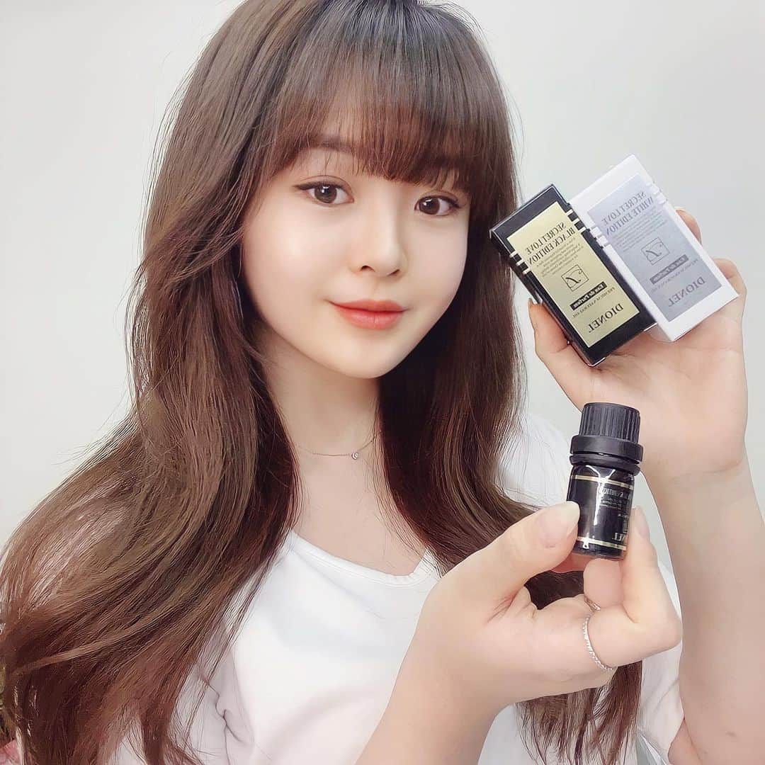 スヒョンのインスタグラム：「♥ #디오넬 공구 아직도 구매 안 하신 분 있나요 ? 🦾👧🏻🤳🏻 ⠀⠀⠀⠀⠀⠀⠀⠀⠀⠀⠀⠀⠀⠀⠀ #이너퍼퓸 을 아직도 안 써본 당신은.. 슬퍼요.. 🥲💧✨ ⠀⠀⠀⠀⠀⠀⠀⠀⠀⠀⠀⠀⠀⠀⠀ 💡 #이너퍼퓸 이란? ↳ 여자분들의 공통적인 고민 Y존에 뿌리는 이너 전용 향수! 팬티, 또는 생리대에 톡톡 뿌려주면 Y존 냄새를 잡아줘요 ⠀⠀⠀⠀⠀⠀⠀⠀⠀⠀⠀⠀⠀⠀⠀ 작년에 스토리에 이너 퍼퓸 올렸다가 추천해 주신 브랜드 거의 다 써봤는데 향 지속력은 확실히 이너 퍼퓸이라 강한데 🤢 싸구려 방향제 냄새가 나거나 대놓고 말하자면 질 분비물이나 생리 냄새랑 섞여서 더 역한 냄새가 나는 제품이 많더라고요 🩲 ⠀⠀⠀⠀⠀⠀⠀⠀⠀⠀⠀⠀⠀⠀⠀ 그러고 길 잃었다가 정착한 #디오넬 🖤 ⠀⠀⠀⠀⠀⠀⠀⠀⠀⠀⠀⠀⠀⠀⠀ 1개 정가 19,800원인데 1개 가격에 배송비 붙은 가격인 #무료배송 23,840원에 3개를 드려요❕ ⠀⠀⠀⠀⠀⠀⠀⠀⠀⠀⠀⠀⠀⠀⠀ 원하시는 향으로 선택해서 가능하실 수 있도록 7종 중 3종 골라 담기로 옵션까지 완벽하게 준비했습니다 🛒 ⠀⠀⠀⠀⠀⠀⠀⠀⠀⠀⠀⠀⠀⠀⠀ 워낙 라이브에서도 질 관련한 질문도 직접적으로 자주 공유하고 나의 뽀뽀.. 소중쓰.. 관련 제품은 정말 고민하고 고민하는 걸 👼🏻 소셜클럽에서도 알아주셔서 공구가도 이미 저렴하지만 소셜클럽 전용 함께 구매가로 더더욱 저렴하게 만들어주셨어요 🙌🏻 ⠀⠀⠀⠀⠀⠀⠀⠀⠀⠀⠀⠀⠀⠀⠀ 𝑸. #함께_구매하기 란 ? ↳ 𝑨. 함께 구매 버튼을 누르고 결제하신 후 링크 공유 버튼을 누르고 링크를 공유 받으신 분이 결제를 완료하면 함께 구매가로 함께 구매하기가 완료됩니다 ↳ 𝑨. 상대방이 공유 받은 링크에서 24시간 내에 결제하지 않을 시엔 주문이 자동으로 취소됩니다 ⠀⠀⠀⠀⠀⠀⠀⠀⠀⠀⠀⠀⠀⠀⠀ ❶ 가격 1) #디오넬 이너퍼퓸 (7종 중 3종 골라담기) 정가 59,400원 ➝ 함께구매가 23,840원 💰 ⠀⠀⠀⠀⠀⠀⠀⠀⠀⠀⠀⠀⠀⠀⠀ ❷ 배송 모두 #무료배송 🚚🚛 모두 #익일출고 됩니다 ⠀⠀⠀⠀⠀⠀⠀⠀⠀⠀⠀⠀⠀⠀⠀ ❸ 유통기한 #모든_제품 2023년 4월 이후까지 넉넉한 가장 최근 제작된 제품만 보내드립니다 🪄 ⠀⠀⠀⠀⠀⠀⠀⠀⠀⠀⠀⠀⠀⠀⠀ ❝ 1월 20일(수) 저녁 8시부터 ~ 23일(토) 자정까지 ❞ ⠀⠀⠀⠀⠀⠀⠀⠀⠀⠀⠀⠀⠀⠀⠀ ﹆ 프로필 링크에서 구매하시고 놓치지 마세요 ﹆ 질문은 댓글에 남겨주세요 #친구태그 는 사랑입니다 ♥ #𝑱𝒂𝒏𝒈𝒔𝒖𝒉𝒚𝒖𝒏_공구」