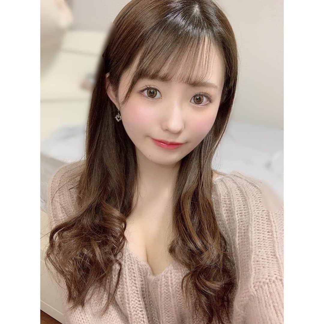 乙白さやかのインスタグラム：「プレゼントで頂いたピアスとっても可愛いの☺️🎀 ・ ・ ・ ・ ・ #自撮り #性感 #셀카 #ピアス #可愛い」