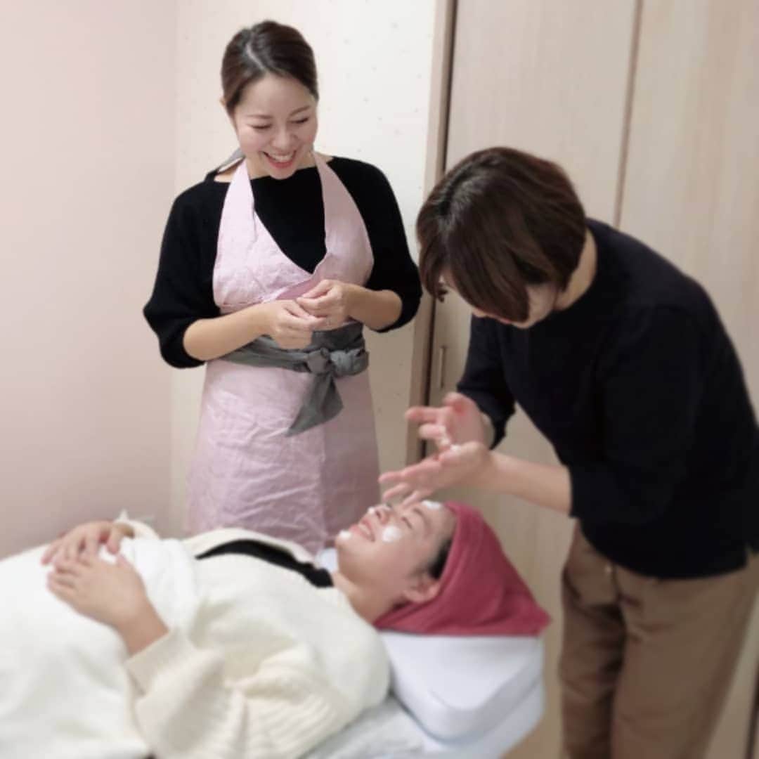 マキのインスタグラム：「. セラピスト募集中！！ . フェイシャルセラピストのお仕事や おうちサロンに興味がある という方向けに . セラピスト養成講座 セラピスト体験講座 . ご用意しています😆 . . 詳しくはプロフィール欄から ブログへどうぞ . @estheticsalon_flowrish  . #出張エステ　#自宅エステ　#肌質改善　#肌再生　#美肌作り　#美肌になりたい　#美白ケア　#美白効果　#毛穴ケア　#むくみ改善　#子連れ歓迎　#子連れオッケー　#武蔵浦和　#西浦和　#戸田」