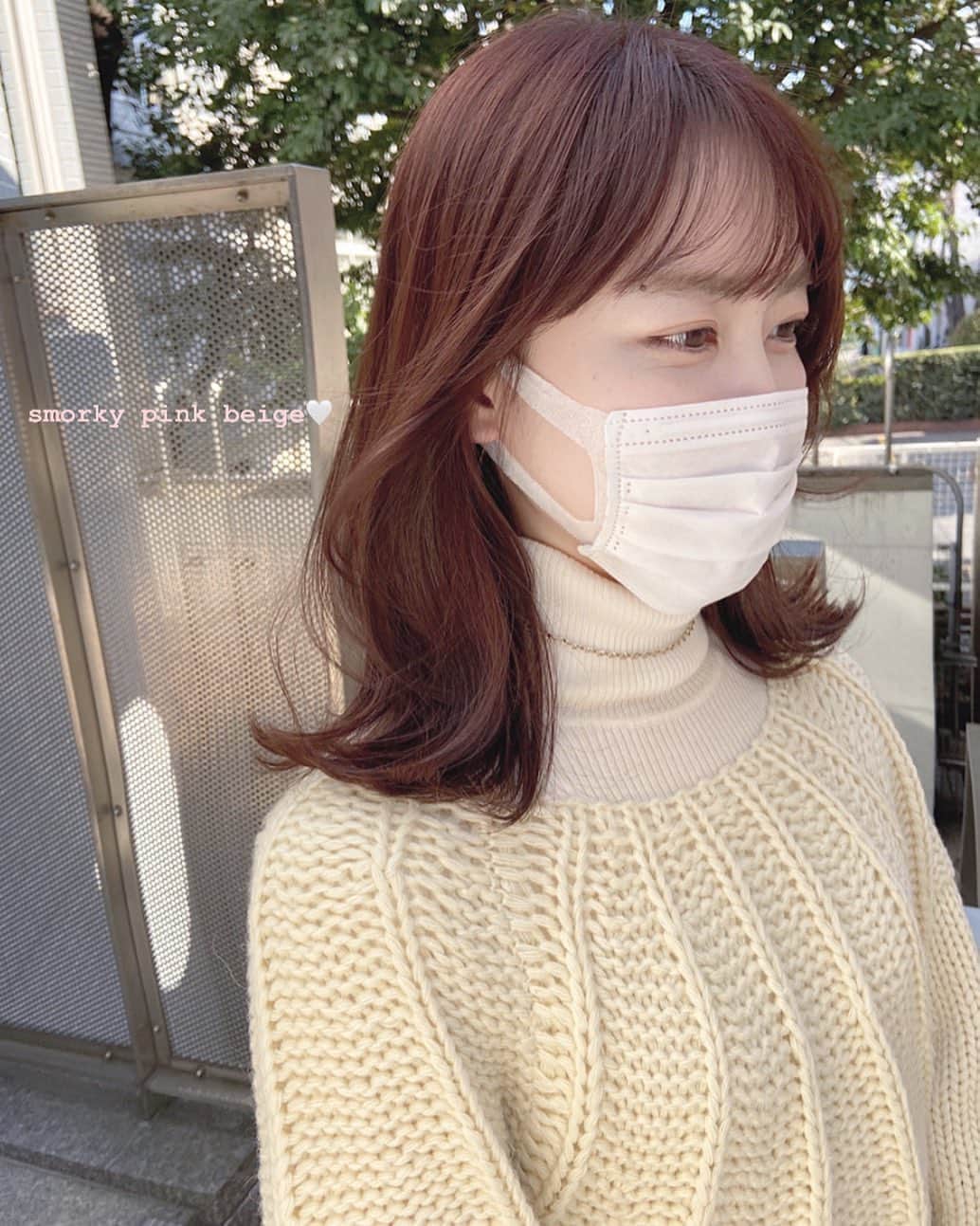 佃加菜のインスタグラム：「smorky pink beige🤍 . 暖色系ベージュが柔らかい雰囲気に🤍 コーラルピンクのメイクが可愛い🤍🩰 淡色のお洋服にもすごく似合う🤍 . 顔周りはふわっと風になびくように、柔らかくレイヤー🤍」
