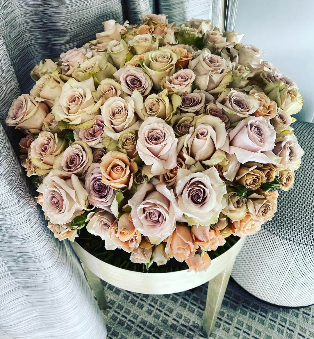 ロージー・オドネルのインスタグラム：「thank u @jeffleatham - my flower friend- u amaze me ❤️♥️😘」