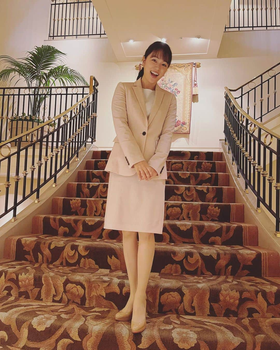 本田朋子さんのインスタグラム写真 - (本田朋子Instagram)「久々にセットアップのスーツで、若干緊張…笑 いかに普段だらりとした姿勢で過ごしているか痛感いたしました。 もっと腹筋使って生きていこう😂  #shooting  #スーツ #セットアップ #joseph」1月22日 9時52分 - tomoko_honda_official_phonics