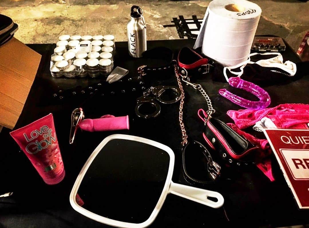 アンナ・パキンのインスタグラム：「Dildos and butt plugs and handcuffs, oh my!! Season 1 of #flack comes to @amazonprimevideo TOMORROW!」