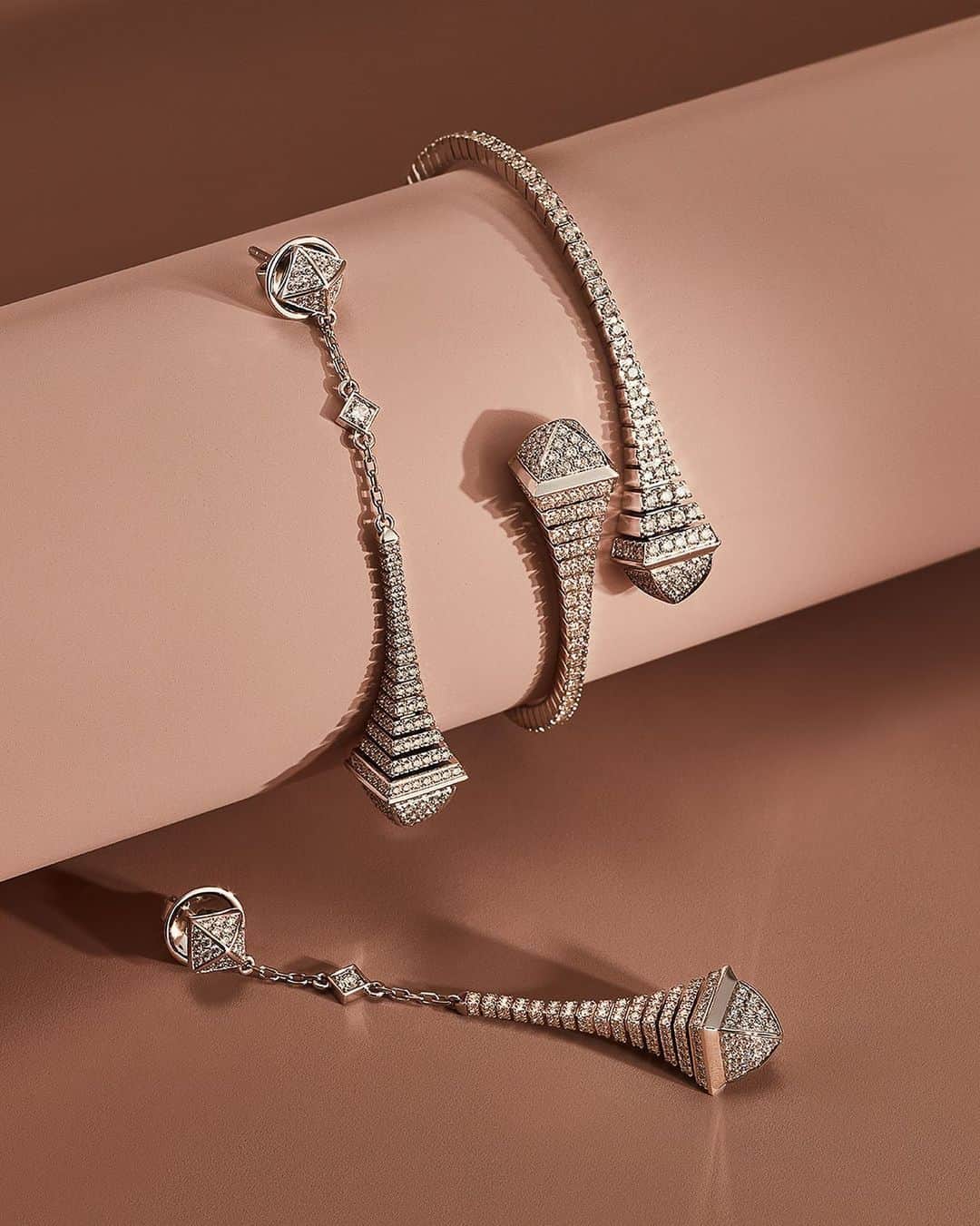 Saks Fifth Avenueのインスタグラム：「Inspired by Cleopatra, the Cleo Collection by @marli combines brilliant-cut diamonds with architectural pyramids to create unique, bold and recognizable designs.」