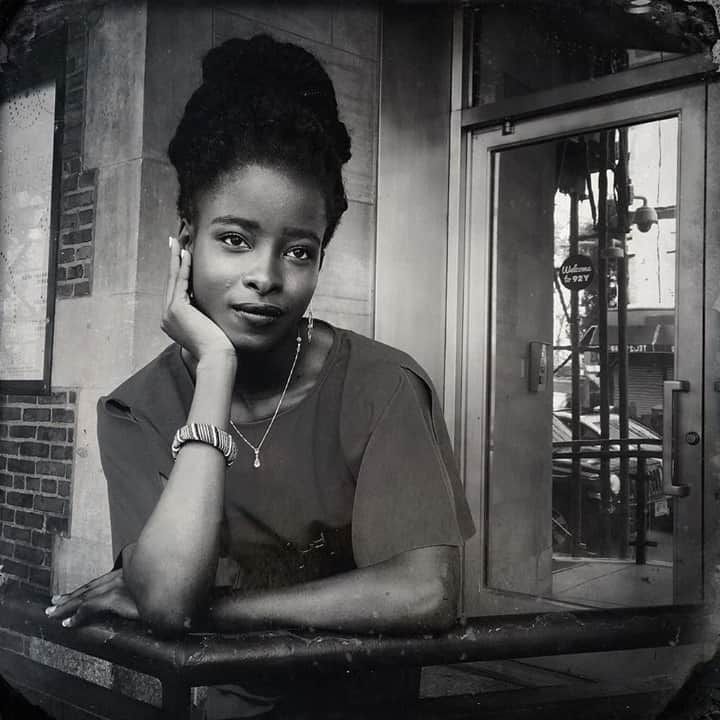 のインスタグラム：「Photo by Daniella Zalcman @dzalcman / If you tuned into the U.S. presidential Inauguration yesterday, you would have heard Amanda Gorman read "The Hill We Climb," at 22 the youngest inaugural poet in American history. This portrait is from 2017, when she was named the first ever National Youth Poet Laureate. "Somehow we’ve weathered and witnessed a nation that isn’t broken, but simply unfinished," her poem reads. "We, the successors of a country and a time, where a skinny black girl descended from slaves and raised by a single mother can dream of becoming president only to find herself reciting for one."」