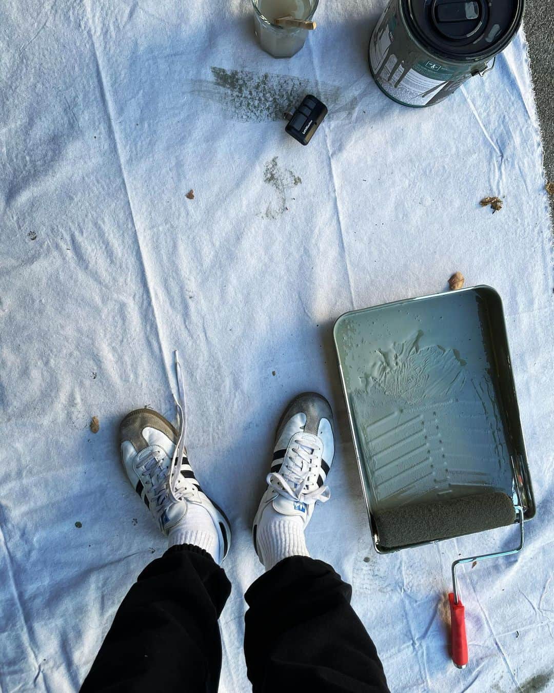 マイルズ・マクミランのインスタグラム：「Im listening to Shakespeare and painting the garage door. What are you up to on this....whatever day today is?」
