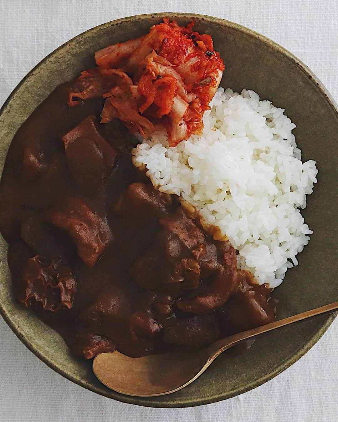 樋口正樹さんのインスタグラム写真 - (樋口正樹Instagram)「🍛 curry rice . 朝はカレーライス小盛り。 仕込んで一晩寝かしてた もつカレーにキムチ添え。 朝から元気のでるひと皿。 . ちなみに、１月２２日は カレーライスの日です〜。 . . #カレーの日 #カレーライスの日 #朝カレー #もつカレー #ビーフカレー #カレーライス #美味しいカレー #金曜日はカレー #カレー部 #朝バナナ #バナナ付き #腸活 #curryrice #curry」1月22日 8時33分 - higuccini