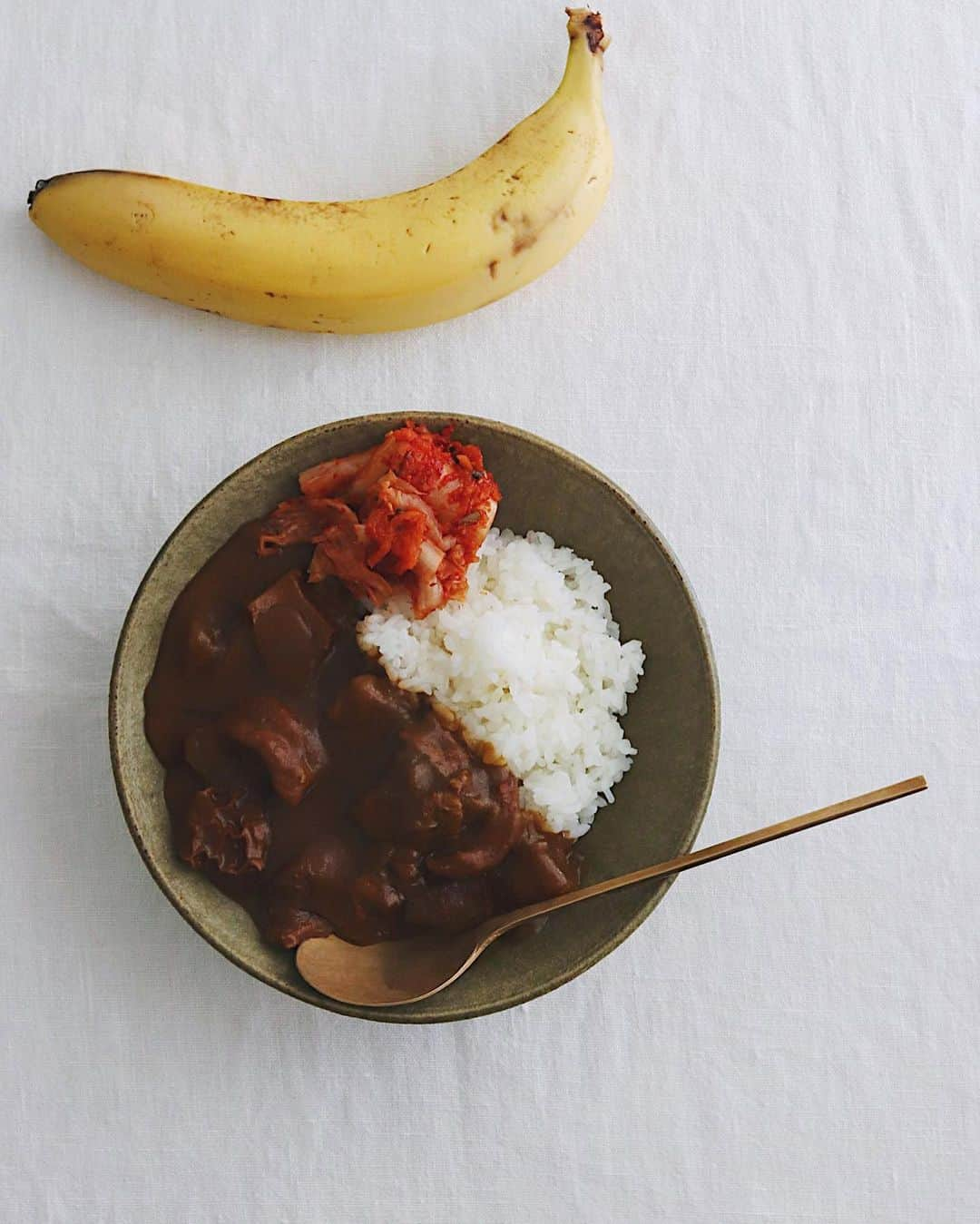 樋口正樹さんのインスタグラム写真 - (樋口正樹Instagram)「🍛 curry rice . 朝はカレーライス小盛り。 仕込んで一晩寝かしてた もつカレーにキムチ添え。 朝から元気のでるひと皿。 . ちなみに、１月２２日は カレーライスの日です〜。 . . #カレーの日 #カレーライスの日 #朝カレー #もつカレー #ビーフカレー #カレーライス #美味しいカレー #金曜日はカレー #カレー部 #朝バナナ #バナナ付き #腸活 #curryrice #curry」1月22日 8時33分 - higuccini