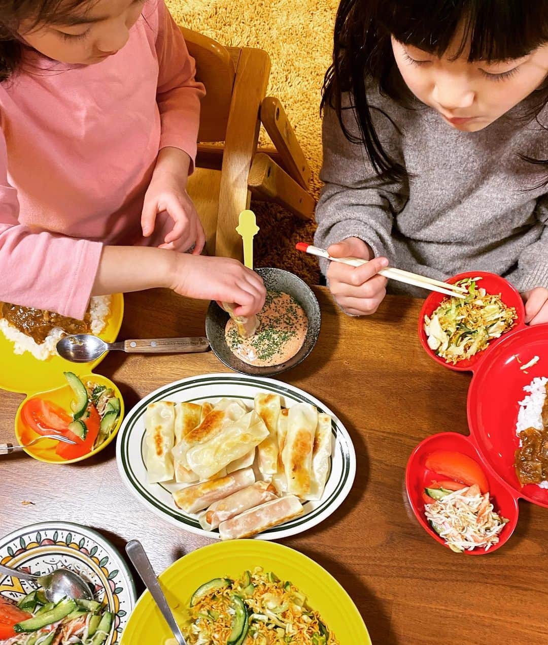 西山茉希さんのインスタグラム写真 - (西山茉希Instagram)「フクヤ週間。  #福岡からの贈り物 #1日1明太子 #西山食堂  昨日は餃子のタレ代わりに。 明太マヨ活用法。  母さんは毎晩おかずのお供に辛皇を。 ちゃんと辛くて好きです。  #肉だらけさんのお取り寄せカレー （トロけるゴロゴロお肉が幸せをくれます） #ポテサラde餃子 #ウインナーde餃子 #カニカマきゅうりサラダ #チキンラーメンサラダ （チキンラーメンをサラダで食べる時代）  葉物野菜を積極的には食べない姉さんが、 スプーンでムシャムシャ食べてたチキンラーメンサラダ。  チビーズさん達は生キャベツより、 半生キャベツぐらいの柔らかさにしてあげたほうが食べやすい。  そんな気がしてキャベツは1分レンチンしましたとさ。  #作戦成功としよう #ぐんもです  PS.チビーズはカレーに納豆派。」1月22日 8時36分 - maki.nshiyama50