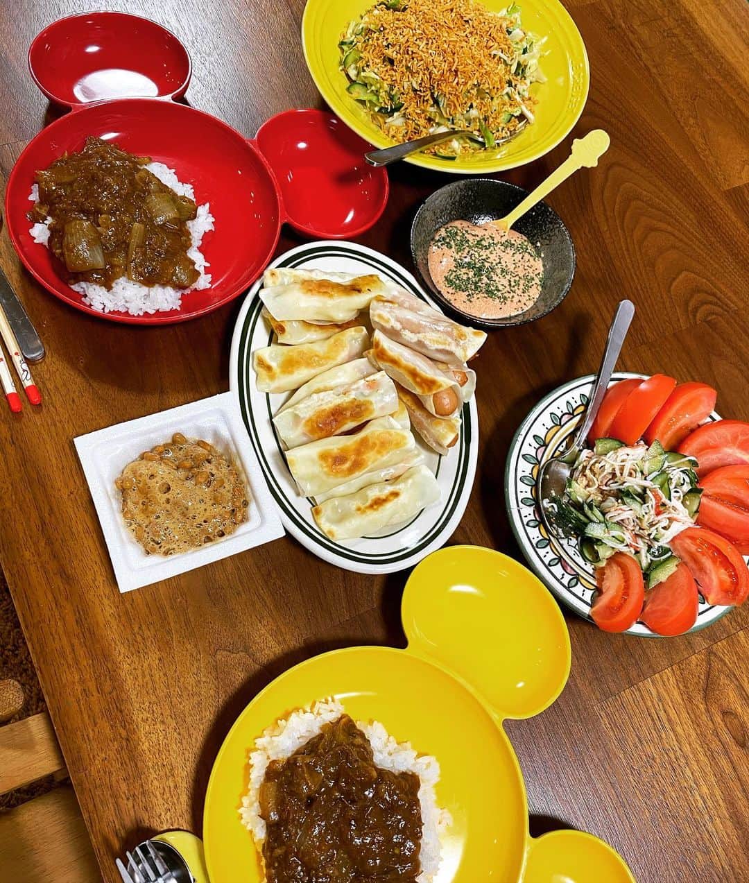 西山茉希さんのインスタグラム写真 - (西山茉希Instagram)「フクヤ週間。  #福岡からの贈り物 #1日1明太子 #西山食堂  昨日は餃子のタレ代わりに。 明太マヨ活用法。  母さんは毎晩おかずのお供に辛皇を。 ちゃんと辛くて好きです。  #肉だらけさんのお取り寄せカレー （トロけるゴロゴロお肉が幸せをくれます） #ポテサラde餃子 #ウインナーde餃子 #カニカマきゅうりサラダ #チキンラーメンサラダ （チキンラーメンをサラダで食べる時代）  葉物野菜を積極的には食べない姉さんが、 スプーンでムシャムシャ食べてたチキンラーメンサラダ。  チビーズさん達は生キャベツより、 半生キャベツぐらいの柔らかさにしてあげたほうが食べやすい。  そんな気がしてキャベツは1分レンチンしましたとさ。  #作戦成功としよう #ぐんもです  PS.チビーズはカレーに納豆派。」1月22日 8時36分 - maki.nshiyama50