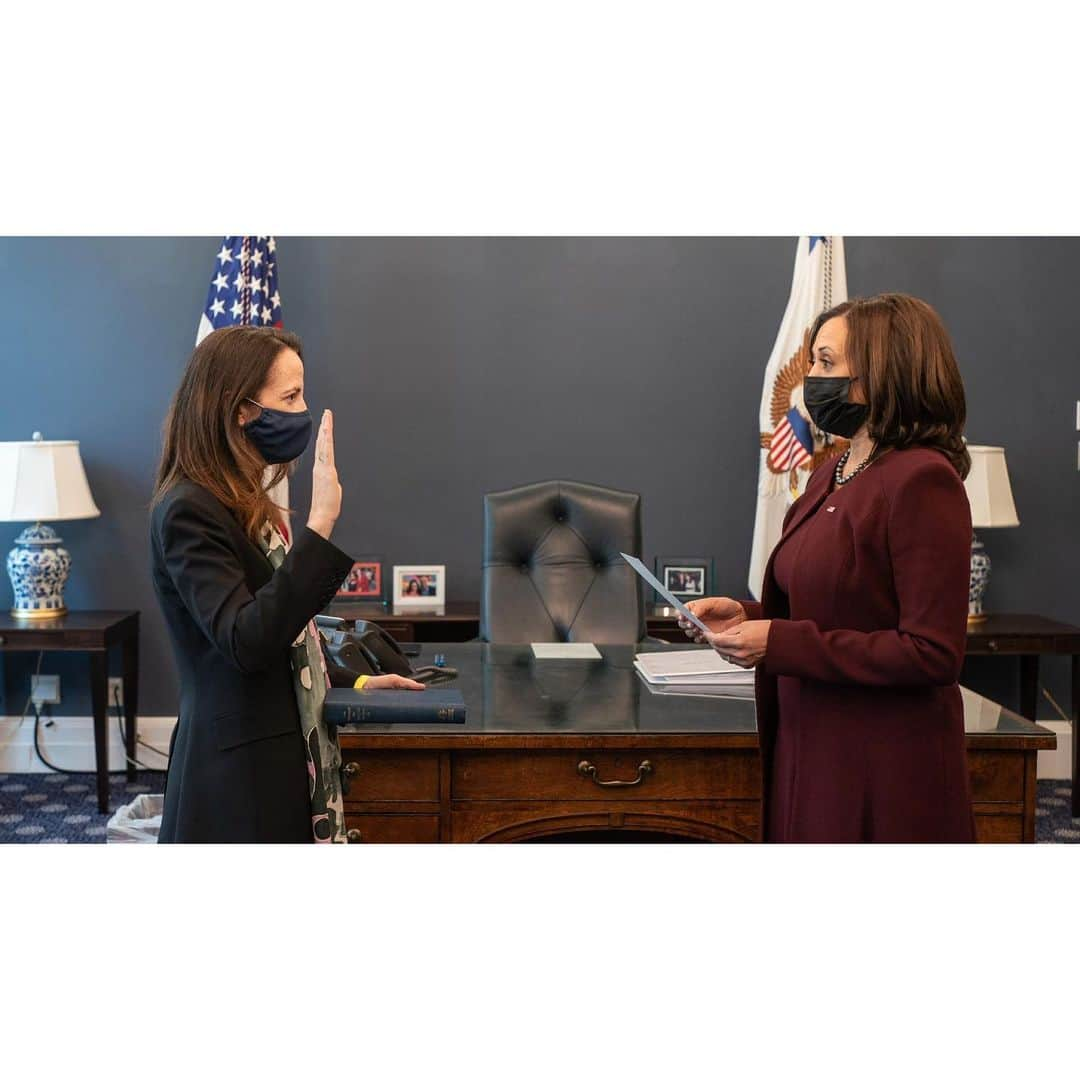 ジョー・バイデンさんのインスタグラム写真 - (ジョー・バイデンInstagram)「Earlier today, I swore in our first Cabinet member, Avril Haines, after her confirmation by the Senate last night. As the Director of National Intelligence, Director Haines will be dedicated to keeping the American people safe.」1月22日 8時41分 - vp