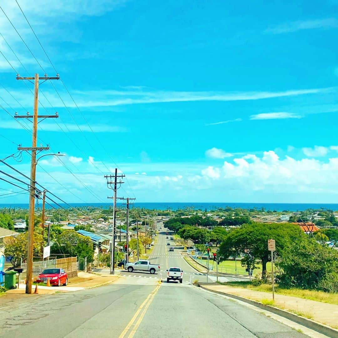 マキ・コニクソンさんのインスタグラム写真 - (マキ・コニクソンInstagram)「ワンズのお散歩からの帰り道🚗💨今日も快適なハワイです！🤙🏼  ハワイの広々とした青い空と海を見てると クヨクヨしてた事がちっぽけな事に変わって一気にモヤモヤが吹っ飛ぶ！💨  まるで私の代わりにエイ！って ネガティブ エネジーをやっつけて くれてるみたい！ だからこの道を通ると全てが ハッピーエネジーに変わるの！  ハワイに来たらこの坂を下って欲しいっ！きっと私の気持ちが分かるよ！😊  #エアハワイ🌺  #ハワイのおすそ分け🤙🏼  #キラウエアの坂 #ネガティブからポジティブに変える方法」1月22日 8時42分 - makikonikson