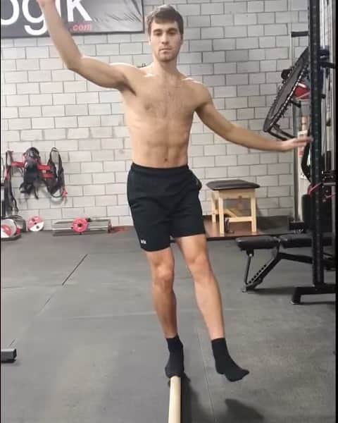 ニコラ・ナドゥーのインスタグラム：「I may need a haircut but at least my muscles are still cut 💪 COVID ain’t stoping me! #ionik #teameliteionik #ioniksport」