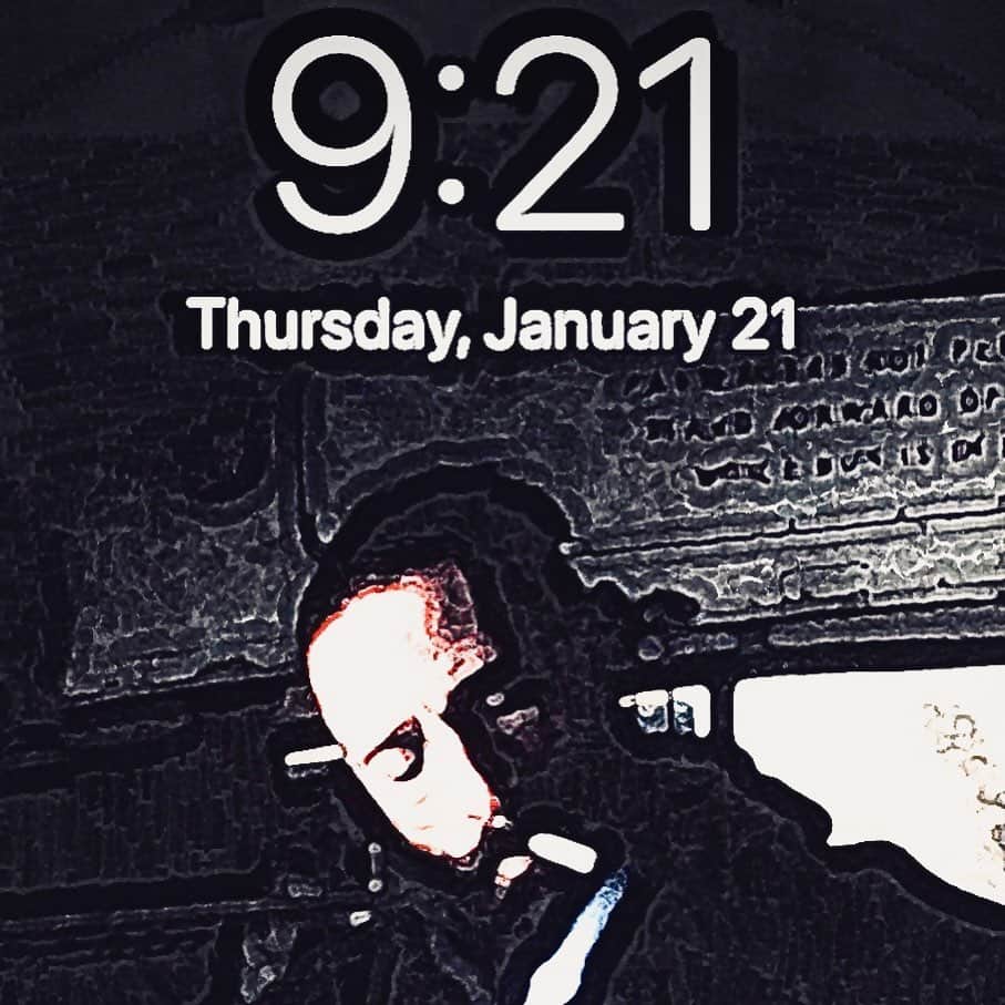 エイドリアン・ブロディのインスタグラム：「🪐 21:21 on the 21st day of the 21st year of the 21st century💫 ⏰ #12121」
