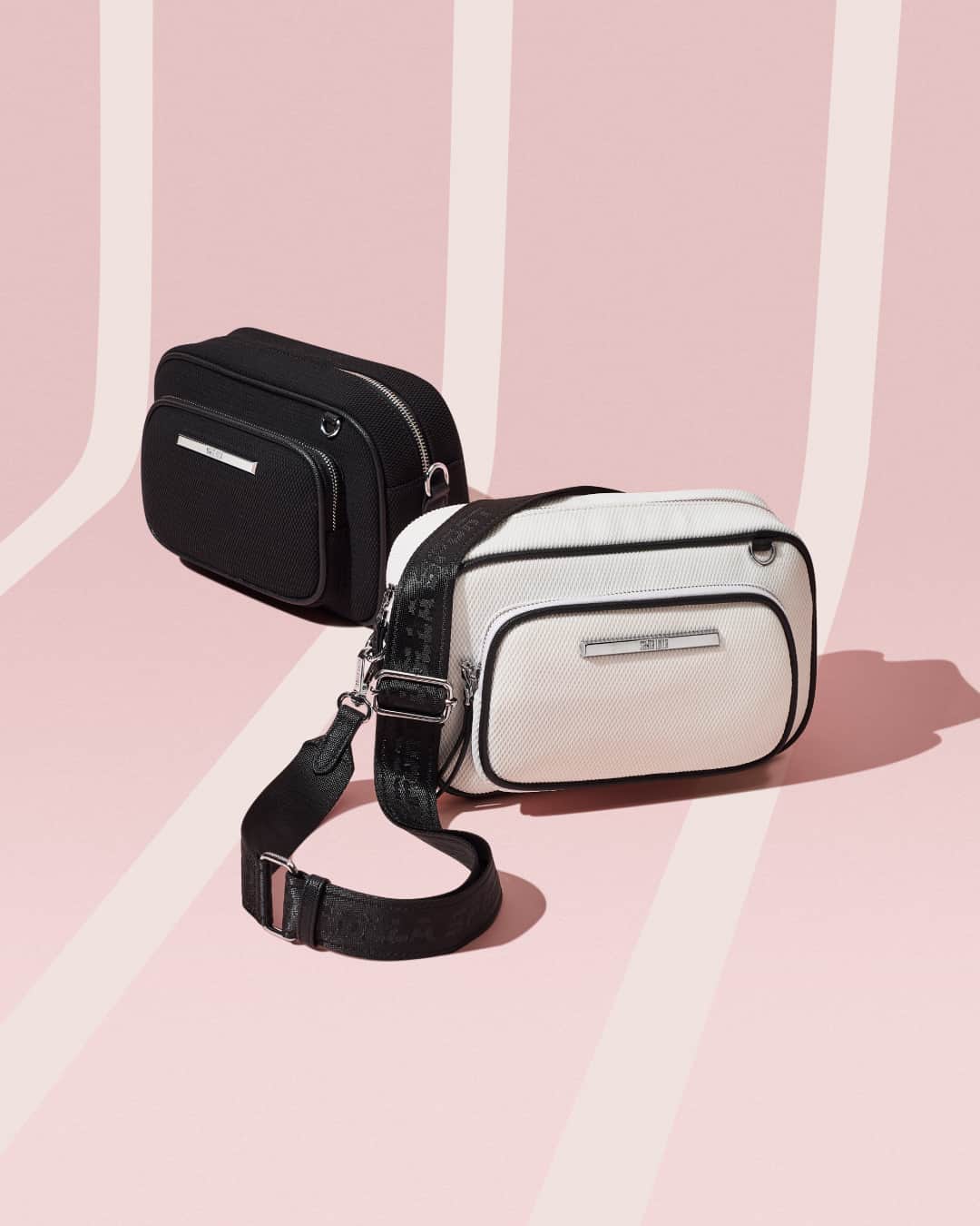 Santa Lollaのインスタグラム：「A prática bolsa tiracolo ganhou textura em tela esportiva, deixando o modelo mais moderninho e descolado. Escolha entre as duas opções de alças que acompanham o produto: uma mais delicada e casual e outra mais esportiva com a assinatura da linha Lolla Sport. [ R$299,90 cada ]  #santalollaverao21 #SLhandbags #lollasport #comfy」