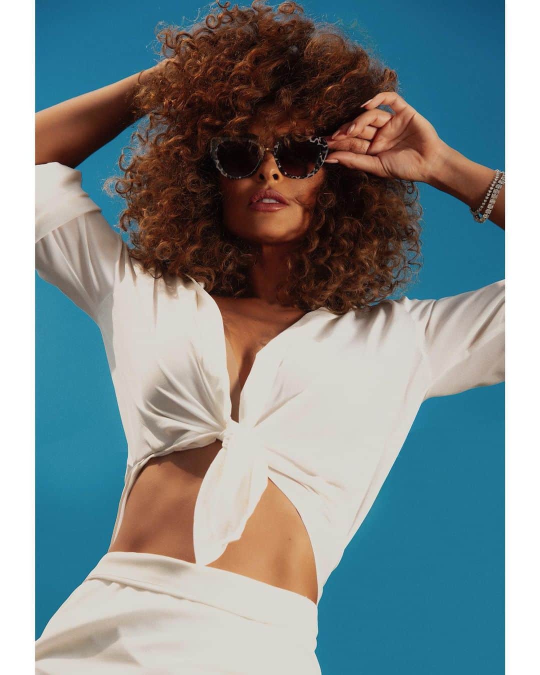 ジュリアナ・パエスのインスタグラム：「“Não importa o que está vestindo, os óculos de sol adicionam o indicio de mistério!" - Domenique Heidy  #JulianaPaesEyewearCollection #albertooculista」