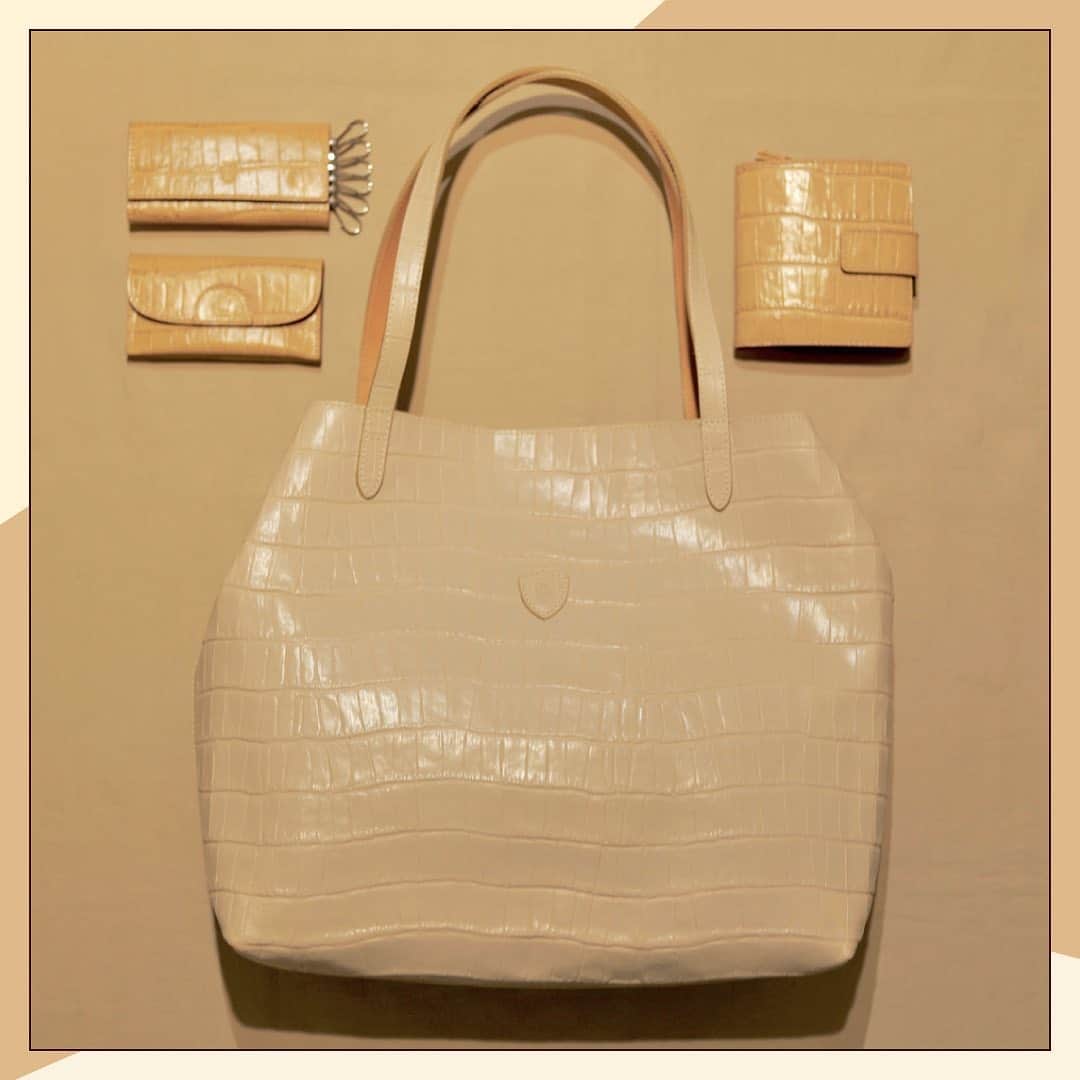 Felisi Japan 〔フェリージ〕のインスタグラム：「【Natural Color Shades】 . シーズンレス且つタイムレスな、 ベージュやナチュラル系のニュートラルカラー。 程よい艶感、そして上品さを感じるカラーの レザーアイテムは、トレンドへの感度の高い貴方の スタイリングへそっと寄り添ってくれます。 . . . ■Tote Bag Model No. 15/50/SA Price：¥82,500 . ■Wallet Model No. 1064/SA Price：¥64,900 . ■Card Case Model No. 1014/SA Price：¥26,400 . ■Key Case Model No. 921/SA Price：¥17,600 . . . . #felisi #feisiselection #felisicollection #leathergoods #beige #naturalcolor #colorshades #wallet #bag #フェリージ #フェリージセレクション #フェリージコレクション #ベージュ #ナチュラルカラー #トープ #バッグ #ウォレット #ミニウォレット #革小物 #革製品 #レザーバッグ #かばん #鞄」