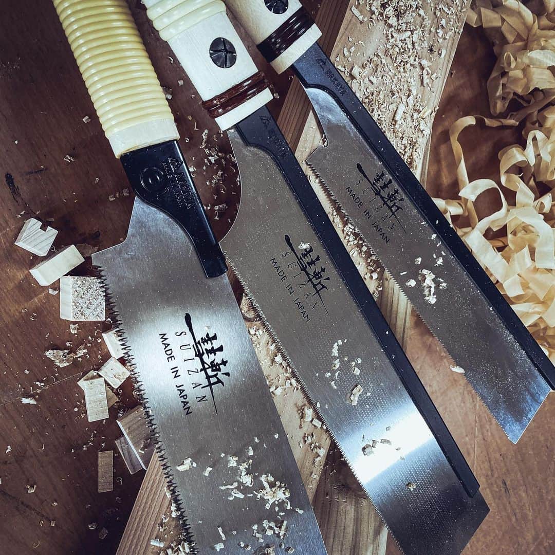 SUIZAN JAPANさんのインスタグラム写真 - (SUIZAN JAPANInstagram)「JAPANESE STYLE PULL SAW: This product is a “Pull Saw.” What most people are used to are European saws, which cut materials via pushing, thus are called “push saws.” On the other hand, Japanese saws cut materials via pulling and thus are called “pull saws,” which is what this product is. In comparison to “push saws,” “pull saws” are lighter in weight, requires less power, and the resulting edge is cleaner.  #suizan #japanesesaw #japanesesaws #japanesetool #japanesetools #japaneseplane #craftman #craftmanship #pullsaw #dovetail #dovetailsaw #handsaw #woodwork #woodworker #woodworkers #woodworking #woodworkingtools #furnitureworkshop #furnituredesign #furnituremakeover #furnituremaker #suizanjapan」1月22日 8時53分 - suizan_japan
