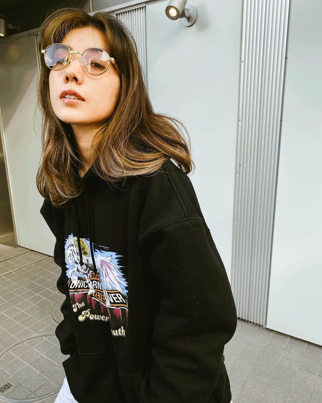 仲里依紗のインスタグラム：「美容室に行く前に髪型画像検索して、今度はこんな感じかなぁーとか考えたりしてるウキウキ時間がダイスキ😍 . でも、しょっちゅう女優やってたらなかなか好きなようにできなくてかなぴいが…🤯💥🌋😔ばあちゃんになったら髪の毛無くなるかもしんないけど、好き放題してやるって感じで我慢してる〜✌️笑 . 髪伸びてきて嬉しい🌺✌️ 私の髪はずーっと　@nasup ちゃん❤️ いつもありがとう☺️✨ #いつかみてろよ #私はスーパード派手ばあちゃんになる」
