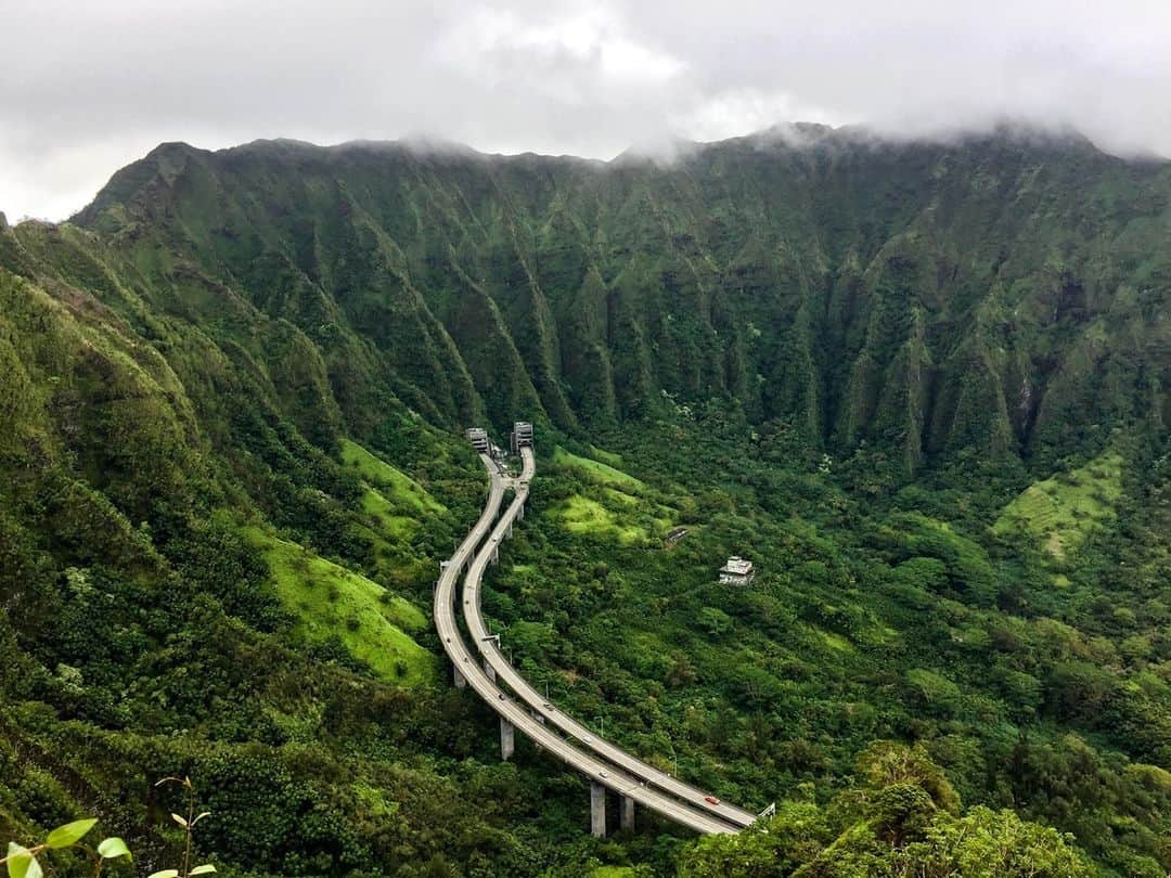 ハワイアン航空さんのインスタグラム写真 - (ハワイアン航空Instagram)「There's something about driving down this highway -- where all your worries of the day is put on pause and a peacefulness just comes upon you.☺  📷 @colt10jordan」1月22日 9時02分 - hawaiianairlines