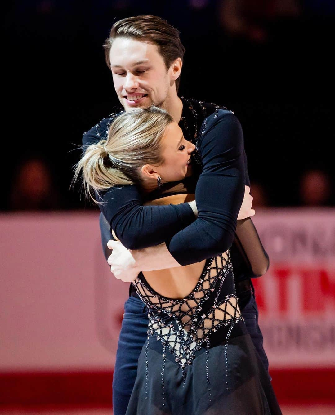 カーステン・ムーア＝タワーズさんのインスタグラム写真 - (カーステン・ムーア＝タワーズInstagram)「I heard it’s International Hugging Day! They say you need 8 hugs a day. In case the pandemic is preventing you from meeting your quota, here’s 8 photos of hugs, plus one virtual one from me! 🤗 • 6 photo credits go to @danielleearlphotography  1 (last slide) goes to @enlightened_images  1 (slide 6) is unknown」1月22日 9時05分 - kirsten_mt