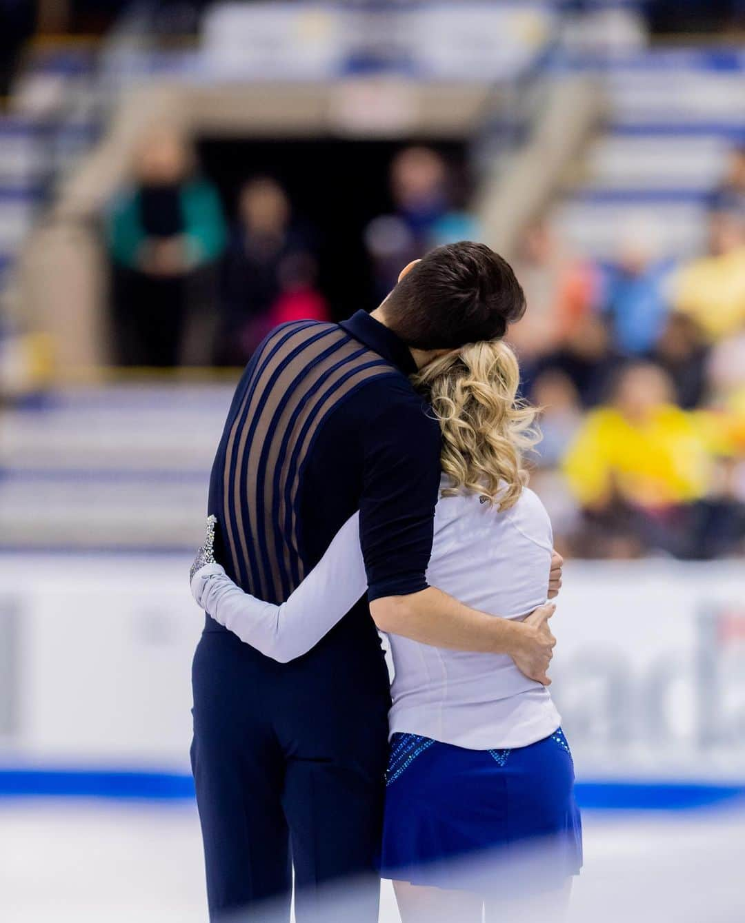 カーステン・ムーア＝タワーズさんのインスタグラム写真 - (カーステン・ムーア＝タワーズInstagram)「I heard it’s International Hugging Day! They say you need 8 hugs a day. In case the pandemic is preventing you from meeting your quota, here’s 8 photos of hugs, plus one virtual one from me! 🤗 • 6 photo credits go to @danielleearlphotography  1 (last slide) goes to @enlightened_images  1 (slide 6) is unknown」1月22日 9時05分 - kirsten_mt