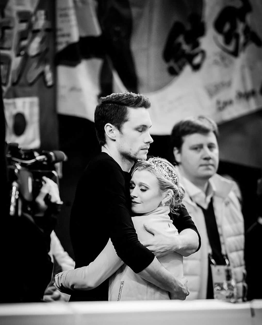 カーステン・ムーア＝タワーズのインスタグラム：「I heard it’s International Hugging Day! They say you need 8 hugs a day. In case the pandemic is preventing you from meeting your quota, here’s 8 photos of hugs, plus one virtual one from me! 🤗 • 6 photo credits go to @danielleearlphotography  1 (last slide) goes to @enlightened_images  1 (slide 6) is unknown」