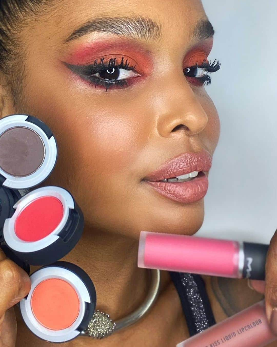 M·A·C Cosmetics BRさんのインスタグラム写真 - (M·A·C Cosmetics BRInstagram)「A nossa treinadora @katiaraujomakeup simplesmente ARRASOU nessa make! Inspire-se e ouse na maquiagem com os produtos lançamentos da família #PowderKiss.🔥  Look criado na live de hoje.  Produtos usados: Base Face and Body C7  Base Líquida Studio Fix NW 50 (para bronzear)  Preparador para pálpebras Prep + Prime 24 horas  Lápis de olhos Eye Kohl Smolder Sombras Powder Kiss: Werk, Werk, Werk; So Haute Right Now; Give Me A Glam Batom líquido Powder Kiss: A Little Tamed (como blush); Over The Taupe (nos lábios) Máscara de sobrancelhas Big Boost Fiber Gel  Máscara de cílios Up For Everything Lash Pincéis: 120S, 129S, 119S, 217S, 239S e 209S.  Siga nosso perfil para receber as melhores dicas!  Compre em nossas lojas e em maccosmetics.com.br.  #MACPowderKiss #tutorial #tutorialmakeup #maquiagem #tutorialdemaquiagem #makeup」1月22日 9時08分 - maccosmeticsbrasil