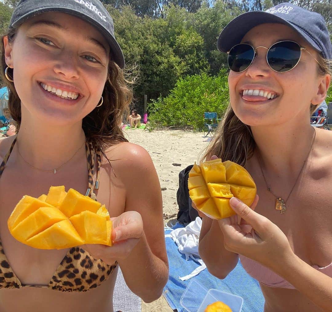 アリシア・デブナム・キャリーのインスタグラム：「Happy 27th @marnykennedy ✨  For once we were reunited on your birthday. Here’s to a lifetime of sisterhood, friendship and many many more beach mangoes. ✨🥭」