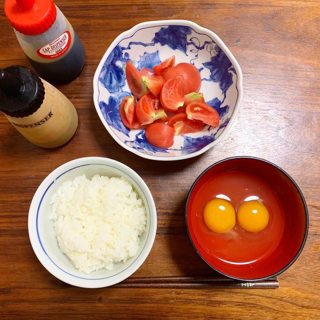 田中セシルさんのインスタグラム写真 - (田中セシルInstagram)「* 美味しい卵を買ってきたので、ダイレクトにキミを感じたい。 まずは君だけをご飯に乗せて…♡  トマトには #セシドレ #卵かけご飯 #たまごかけごはん  #simpleisbest #simpleisthebest  #simpleisbeautiful #egg #eggs」1月22日 9時15分 - ceciltanaka