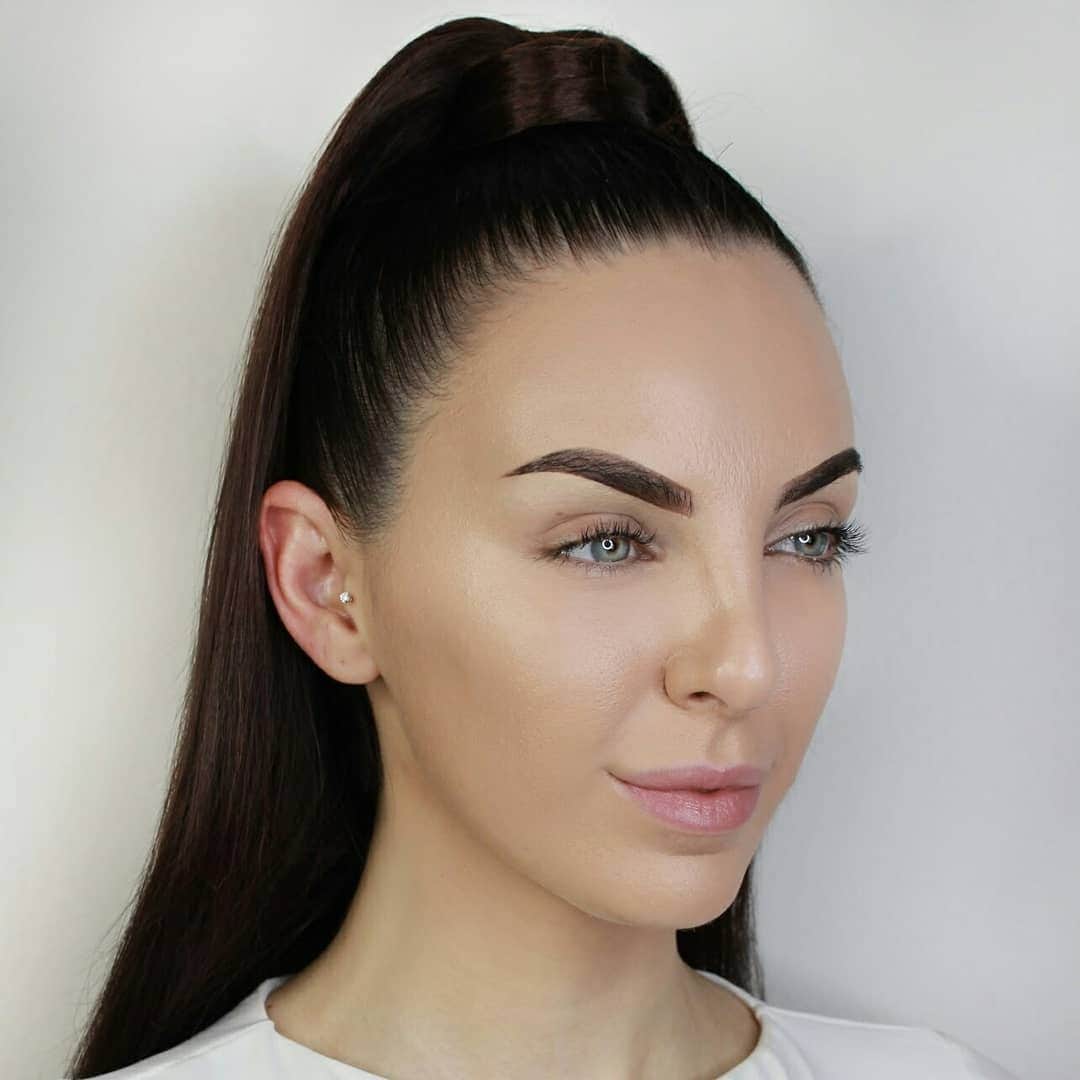 the Balmのインスタグラム：「@monapetre is wearing Anne T  Dotes Tinted Moisturizer in shade #14 and concealer shade #18. Swipe to see her final look👉 Products used are tagged!   #thebalm #thebalmcosmetics #cleanbeauty #beauty #makeup #glam #complexion」