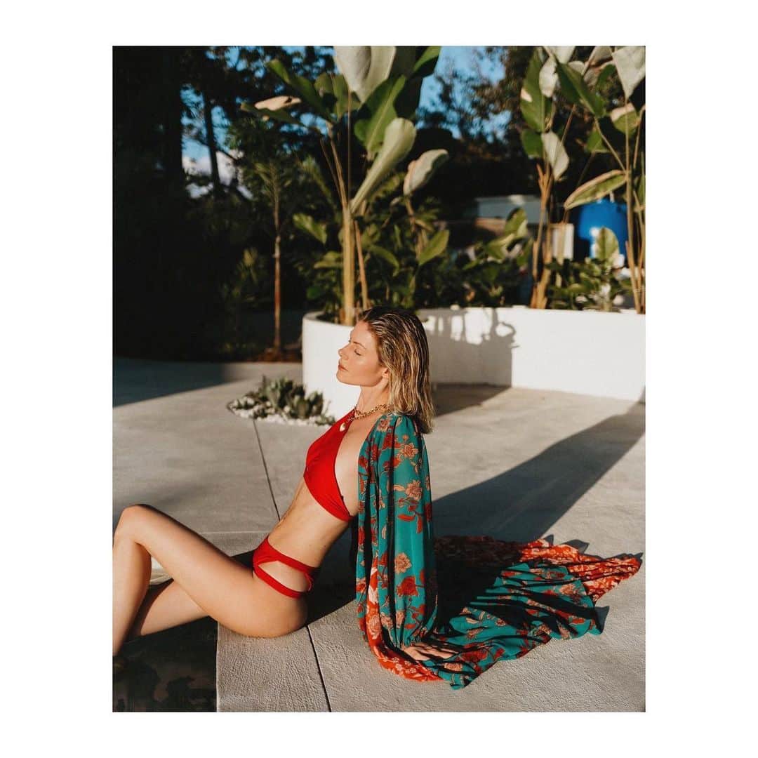 のインスタグラム：「Sun-seeking muse ✨ The gorgeous @katetik in our Talitha robe. Tap through today’s story for our favorite #MISAmuse looks of the week. #MISAworld」