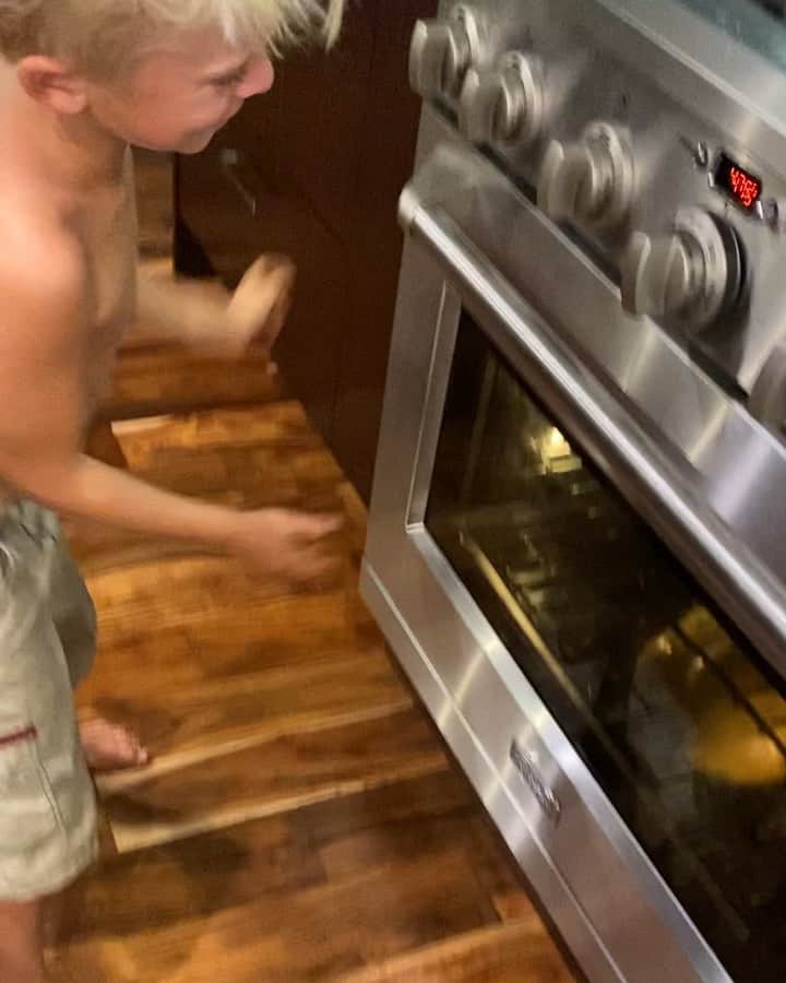 Bethany Hamiltonのインスタグラム：「Last nights wife fail fiasco😆 and the mess is still in the oven... and when it popped it was pretty loud!   “Hubby cam” on YouTube coming soon with dinner and foodie stuff!!!」