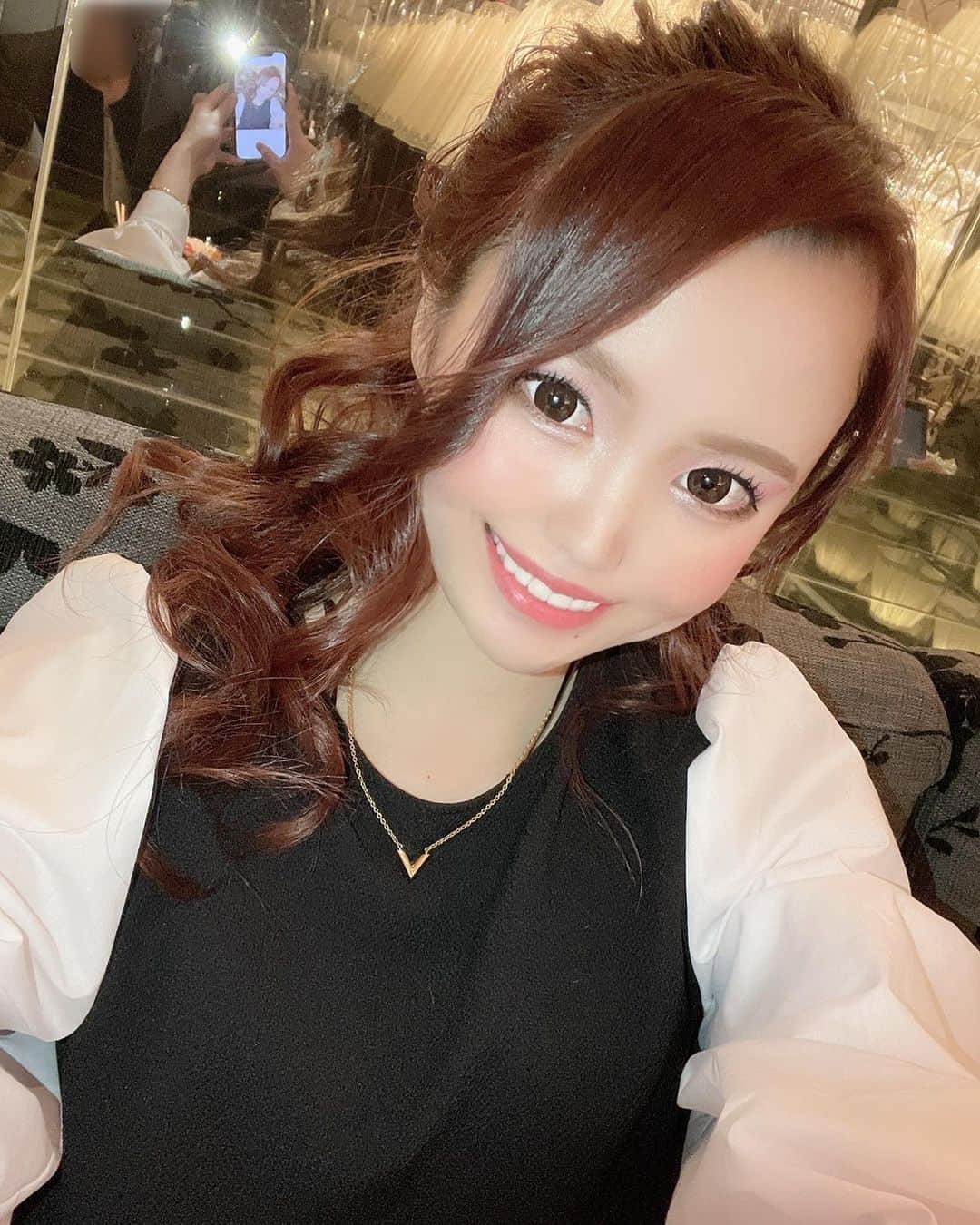 柏木葵のインスタグラム：「✴︎ おはようございます🥺🌟  昨日はみんなで焼肉食べに行って 今日も元気に職場なうです✌️笑  最近肌荒れがやばぴーなので きちんと寝てビタミン摂らなきゃ…  #職業柄肌荒れは許されない  #ちなみに太るのも許されない #無事に目標体重まで落とすことに成功した #現在身長158cm45kg  #お前が太ってたら説得力ないって思われるから  #体型管理は必須事項 #しんど  #昨日みんなで焼肉食べてて思ったけど  #仕事終わりの焼肉って悪魔的に美味しい  #しっかり大ライスを完食 #勘弁して  #今日もよろしくどうぞ」