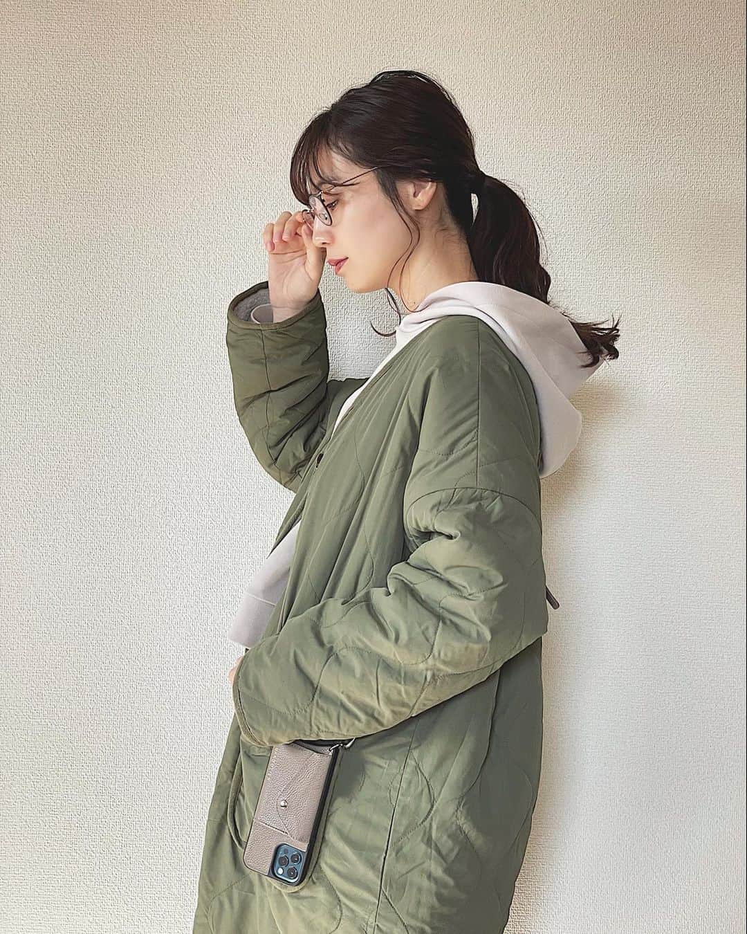 伊藤沙織のインスタグラム：「@bandolierstyle.jp のiphoneケースは2代目🥰いつも荷物少なくてびっくりされるけど笑、カード3枚入ってキャッシュレス時代でもあるのでだいたいこのケースだけ持っていけば済んじゃいます✌️今回はくすみっぽいダークトープというカラーにしたよ🌱日本限定カラー🇯🇵バンドリヤーを一度使うと、他のケース使えなくなってしまうくらいお気に入り🧸 . #bandolier  #bandolierstyle」