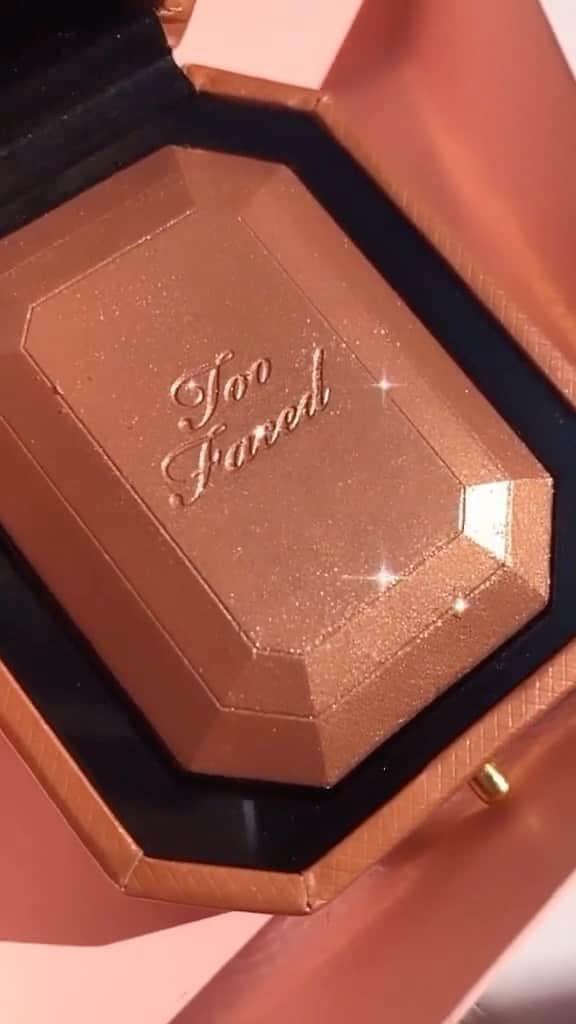 Too Facedのインスタグラム：「When it's just as good as it looks 🤩 Create a bronze diamond fire radiance like you've never seen with our Diamond Fire Bronzer. ✨ It can be used on your eyes, face, and body! #oddlysatisfying #toofaced」