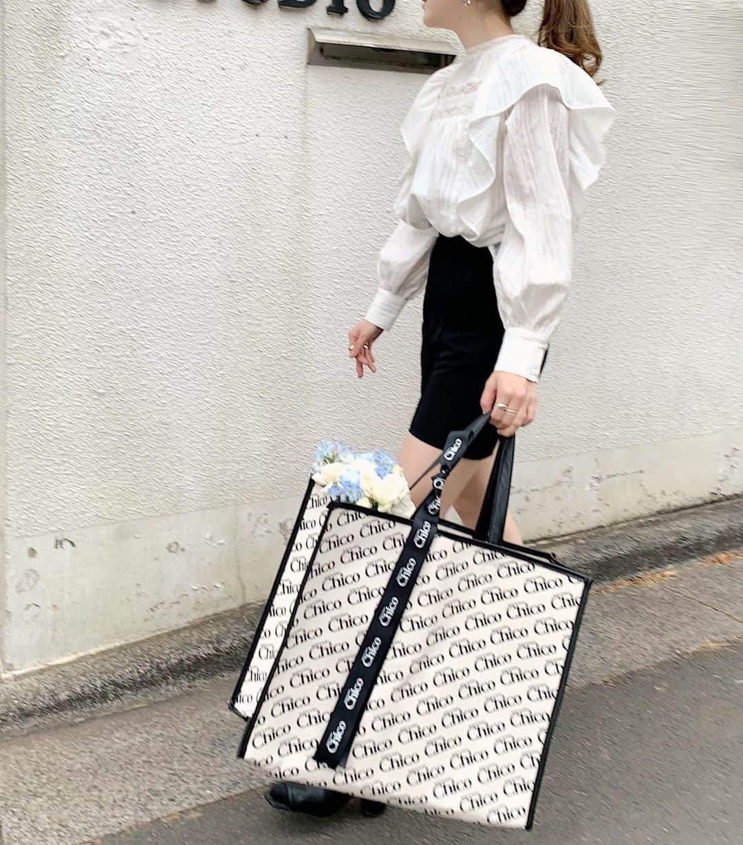 mina hinokuchiのインスタグラム：「. 肩のフリルのボリューム感がなんとも、、♡ よく見ると生地にも柄が入っていて、 透け感のあるレース部分との合わせがとても可愛い！ 前後2wayで着用していただけます🌼  #whoswhochico #salonbychico #フーズフーチコ　#ブラウス」