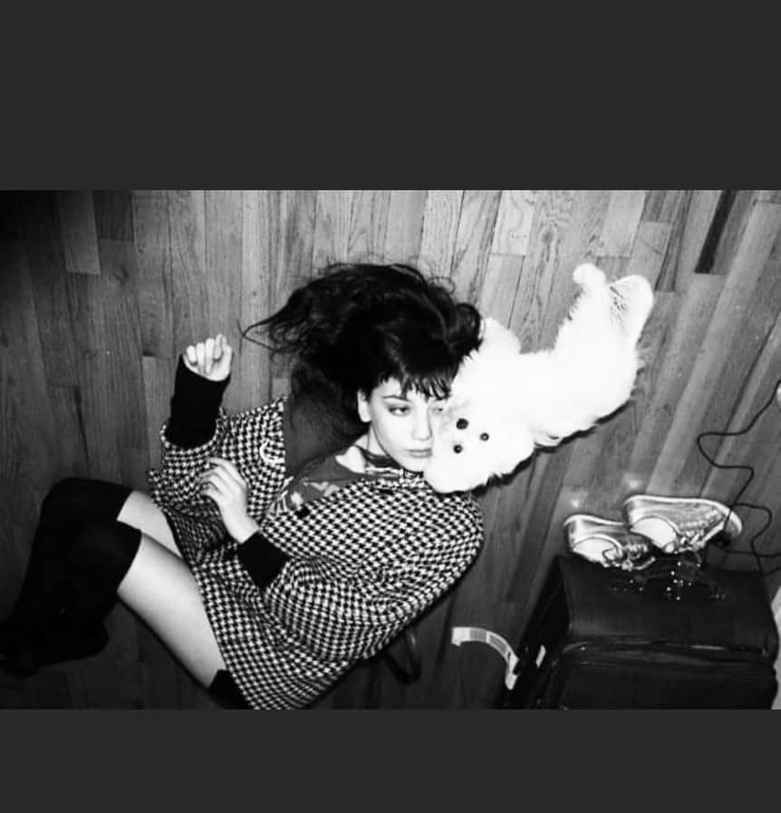 デイジー・ロウのインスタグラム：「I was flicking through old pictures and came across this one of baby me with baby Monty on the floor of our first apartment together in the east village of NYC... we had a few very colourful roommates who we love so dearly & we made a lot of bright memories that we will cherish forever #tbt」