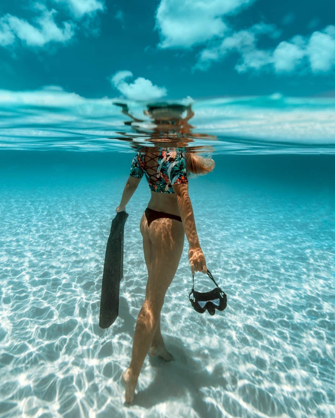 サシャ・カリスさんのインスタグラム写真 - (サシャ・カリスInstagram)「Wanna go on an underwater adventure? 🙋🏼‍♀️」1月22日 0時44分 - _bahamasgirl_