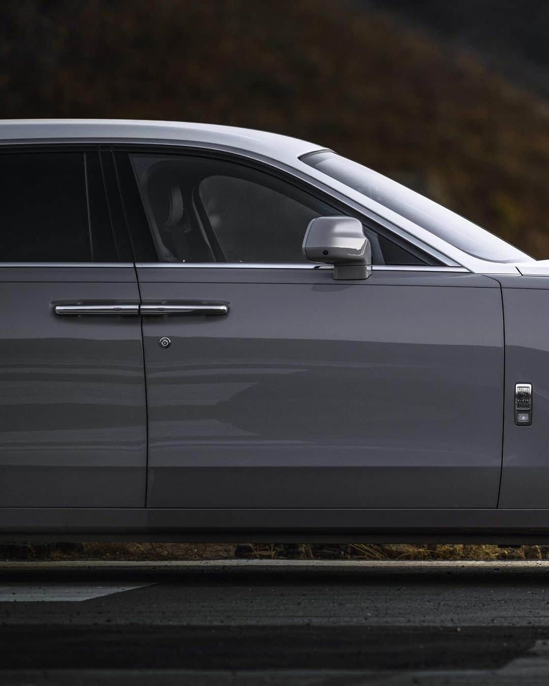 ロールス・ロイスさんのインスタグラム写真 - (ロールス・ロイスInstagram)「The clean lines of Ghost’s architecture reflect a fundamental geometry.   Harmonious with city and country, the motor car seems to emerge naturally from the landscape. Just as the Spirit of Ecstasy emerges gracefully through the bonnet.  Discover #RollsRoyceGhost; link in bio.  — NEDC (combined): CO2 emission: 343 g/km; Fuel consumption: 18.8 mpg / 15.0 l/100km. WLTP (combined): CO2 emission: 347-358 g/km; Fuel consumption: 18 – 18.6 mpg / 15.2-15.7 l/100km.」1月22日 0時45分 - rollsroycecars