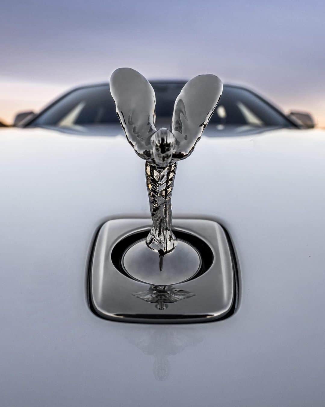 ロールス・ロイスのインスタグラム：「The clean lines of Ghost’s architecture reflect a fundamental geometry.   Harmonious with city and country, the motor car seems to emerge naturally from the landscape. Just as the Spirit of Ecstasy emerges gracefully through the bonnet.  Discover #RollsRoyceGhost; link in bio.  — NEDC (combined): CO2 emission: 343 g/km; Fuel consumption: 18.8 mpg / 15.0 l/100km. WLTP (combined): CO2 emission: 347-358 g/km; Fuel consumption: 18 – 18.6 mpg / 15.2-15.7 l/100km.」