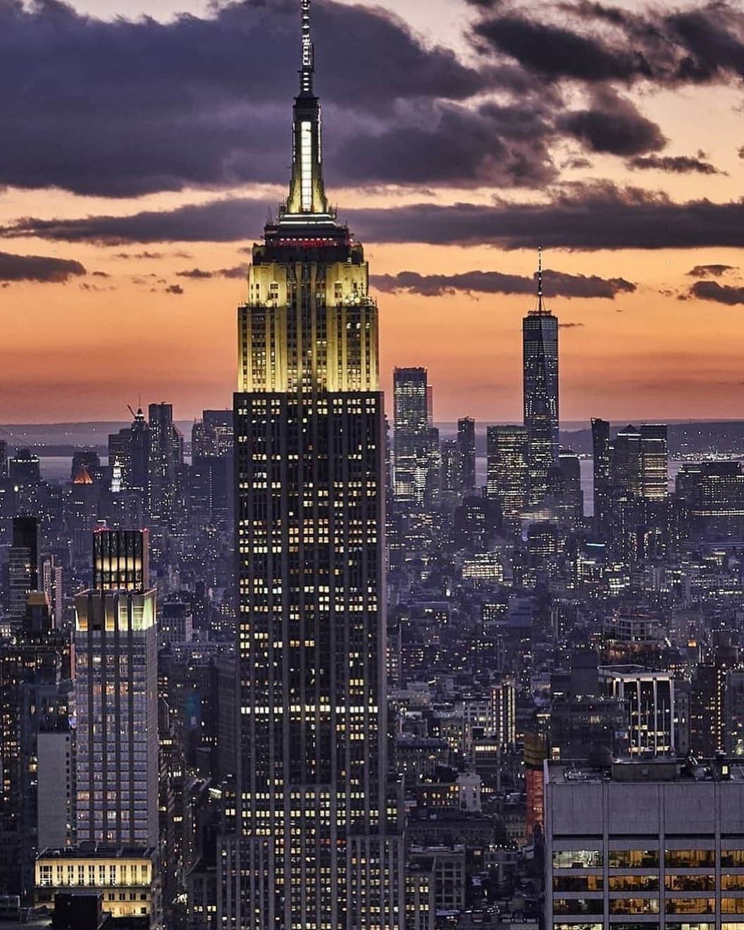 Empire State Buildingのインスタグラム：「See the sparks fly (literally) ✨  Planning an #EmpireStateBuilding proposal? Here are our top tips: ⠀⠀⠀⠀⠀⠀⠀⠀⠀ 💍 Keep the ring in your pocket, not your bag! Metal items must be removed from pockets for the security line. ⠀⠀⠀⠀⠀⠀⠀⠀⠀ ⚡️ Make it electric with a nighttime visit! Couples sometimes see sparks when they kiss at the top due to the air’s static electricity! ⠀⠀⠀⠀⠀⠀⠀⠀⠀ 🎟 Grab an extra ticket for a friend to sneakily take pics! ⠀⠀⠀⠀⠀⠀⠀⠀⠀ 😍 Post your proposal pics with #ESBFan & we may feature them! ⠀⠀⠀⠀⠀⠀⠀⠀⠀ 📷: @a_s_hd」