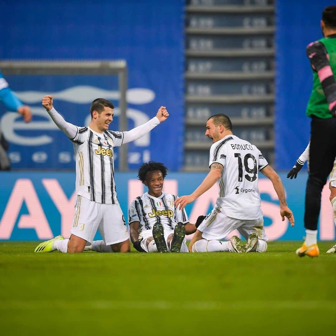 ユヴェントスFCさんのインスタグラム写真 - (ユヴェントスFCInstagram)「Describe this 𝙎𝙐𝙋𝙀𝙍 moment with one emoji! #SUPERJUVE   #PS5Supercup #JuveNapoli #FinoAllaFine #ForzaJuve」1月22日 0時47分 - juventus